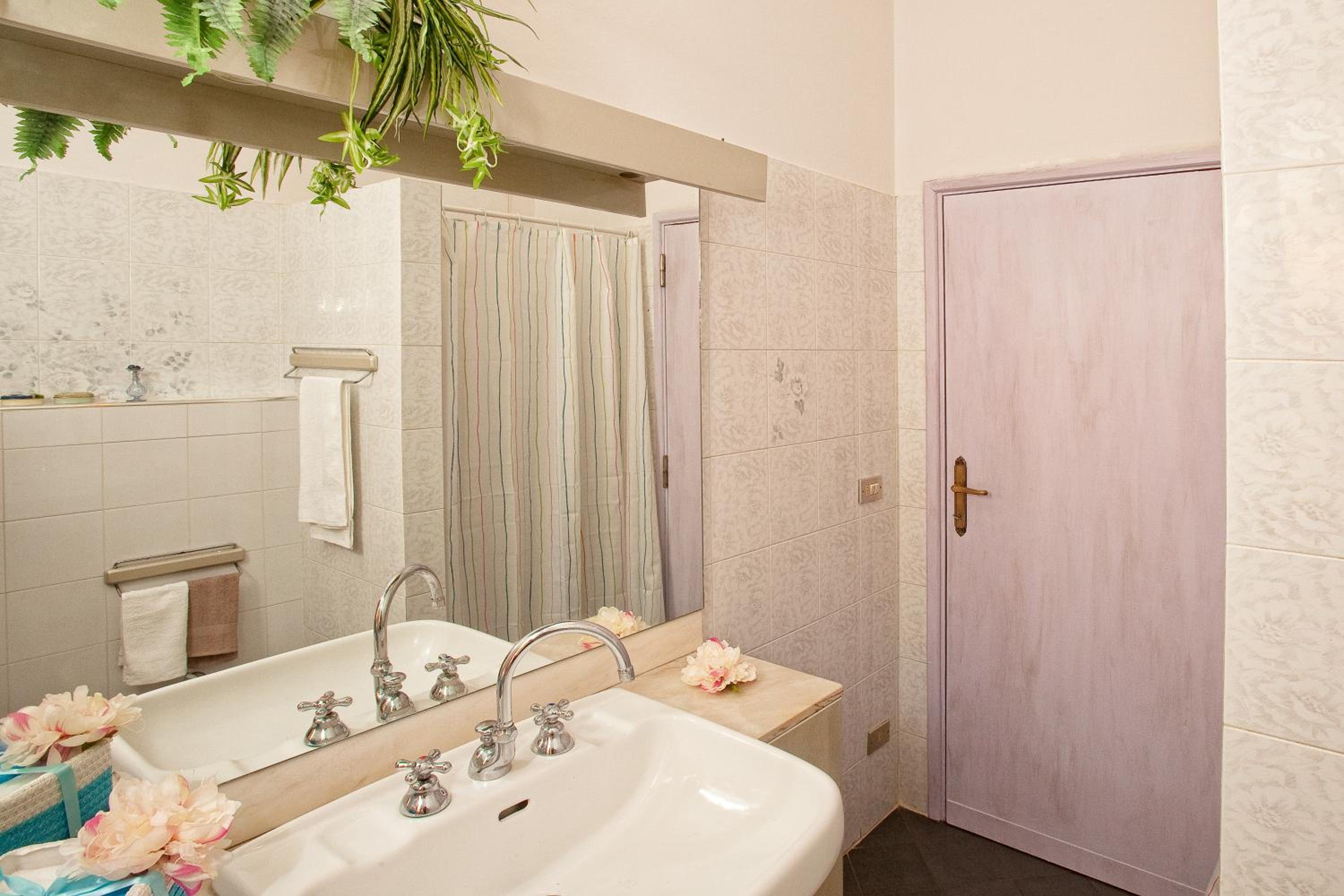 Double Room with Private External Bathroom - Photo 10