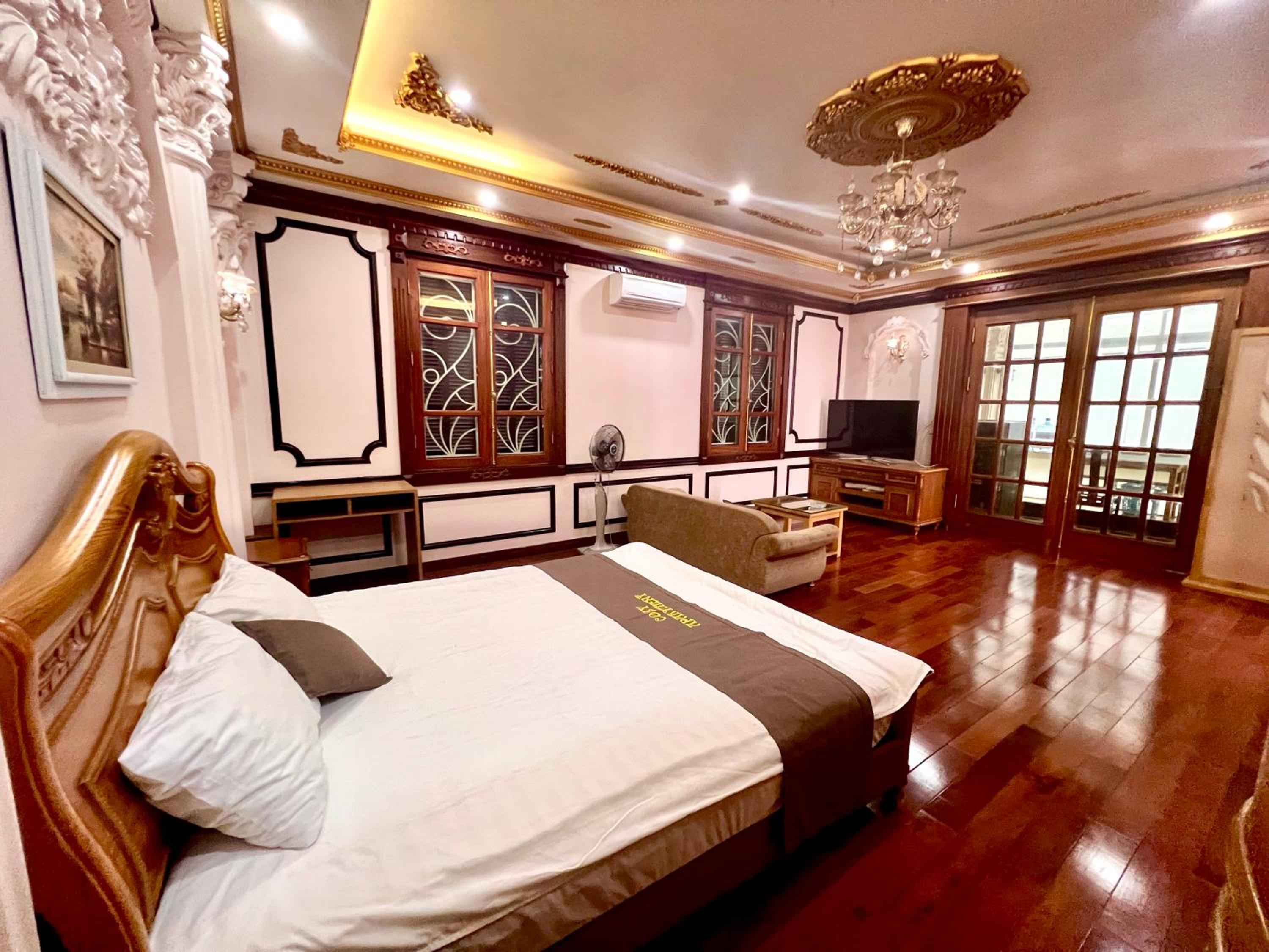Queen Suite With Spa Bath photo 2
