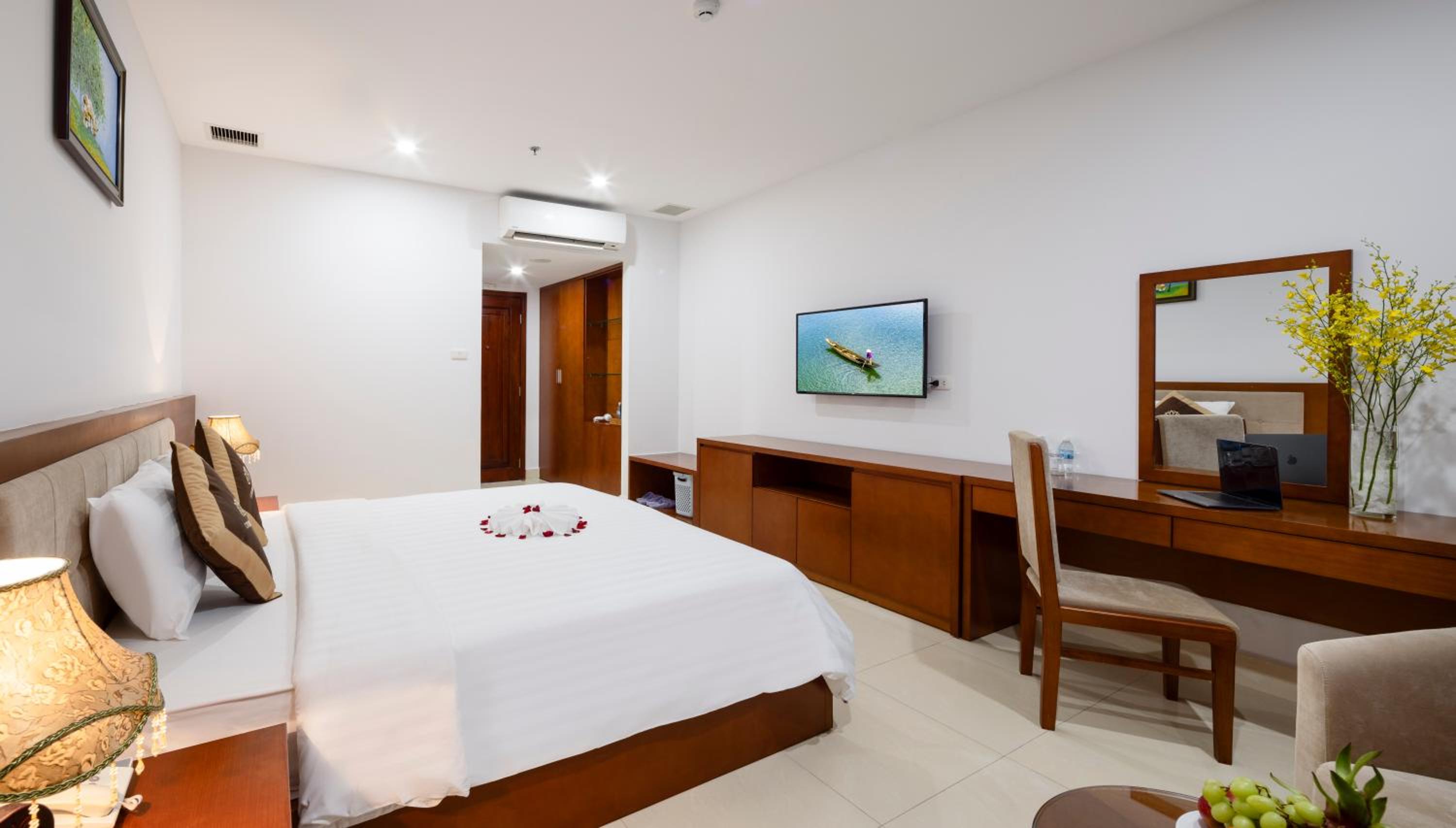 Deluxe Double or Twin Room - Photo 6