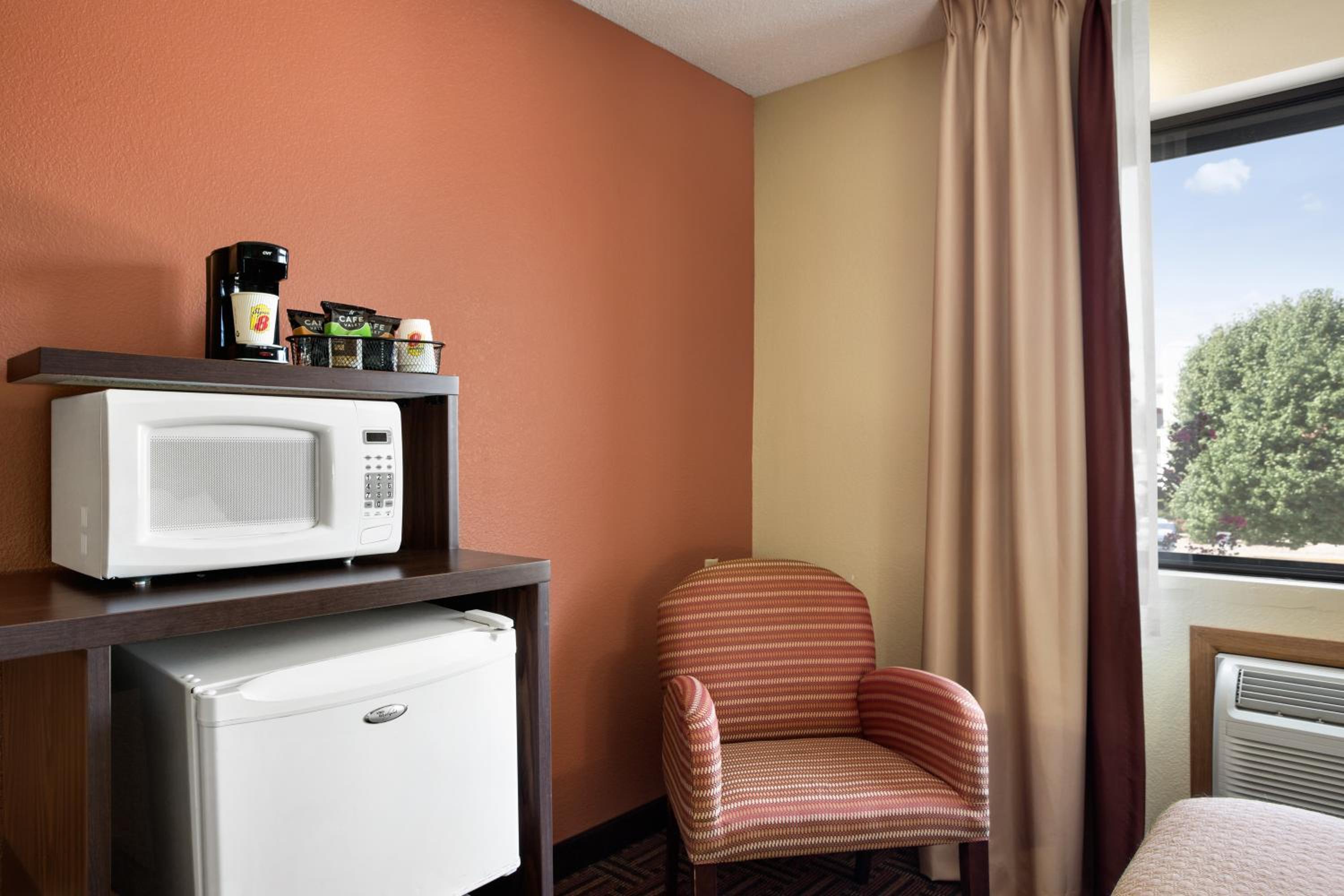 Queen Room with Two Queen Beds - Non-Smoking - Photo 1