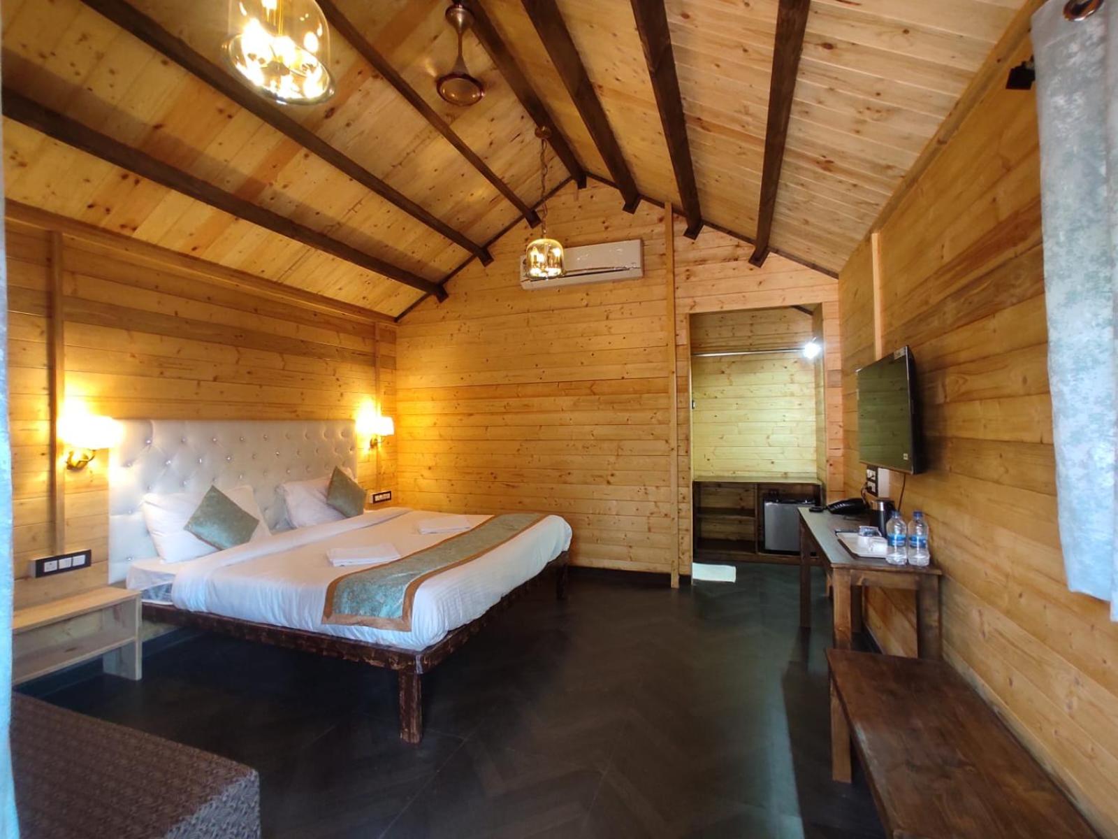Deluxe Double Room - Photo 13