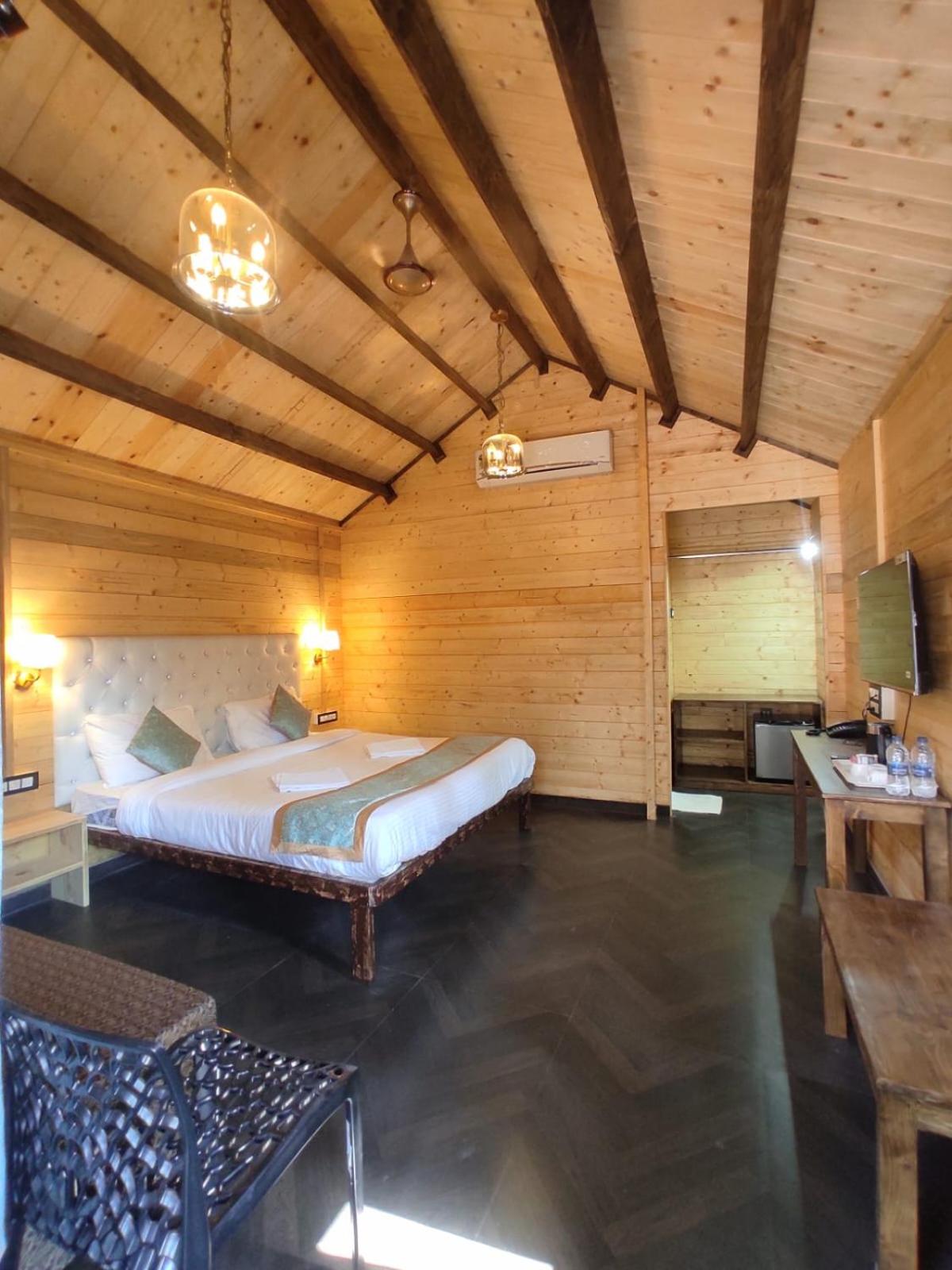 Deluxe Double Room - Photo 10