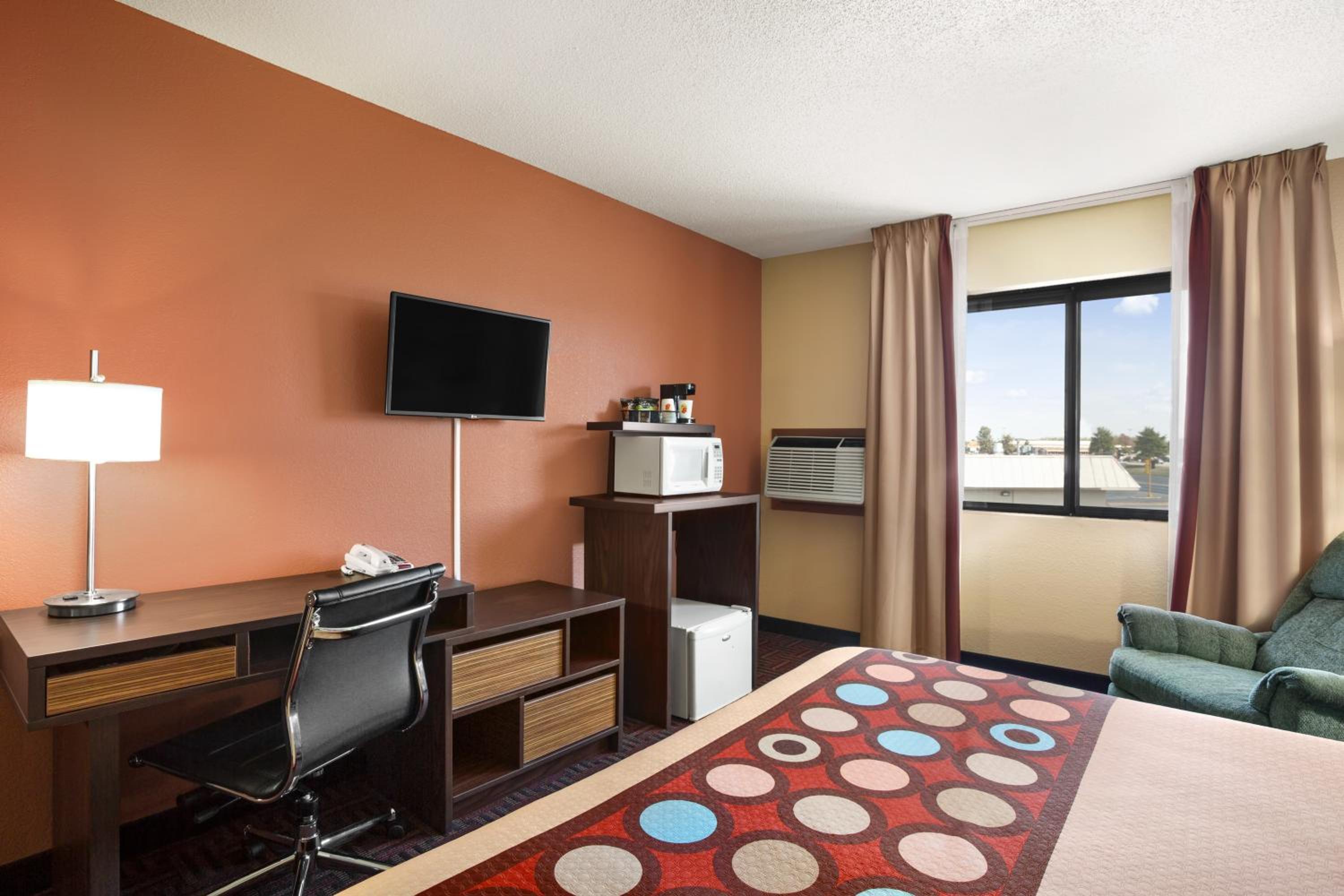 King Room - Non-Smoking - Photo 9