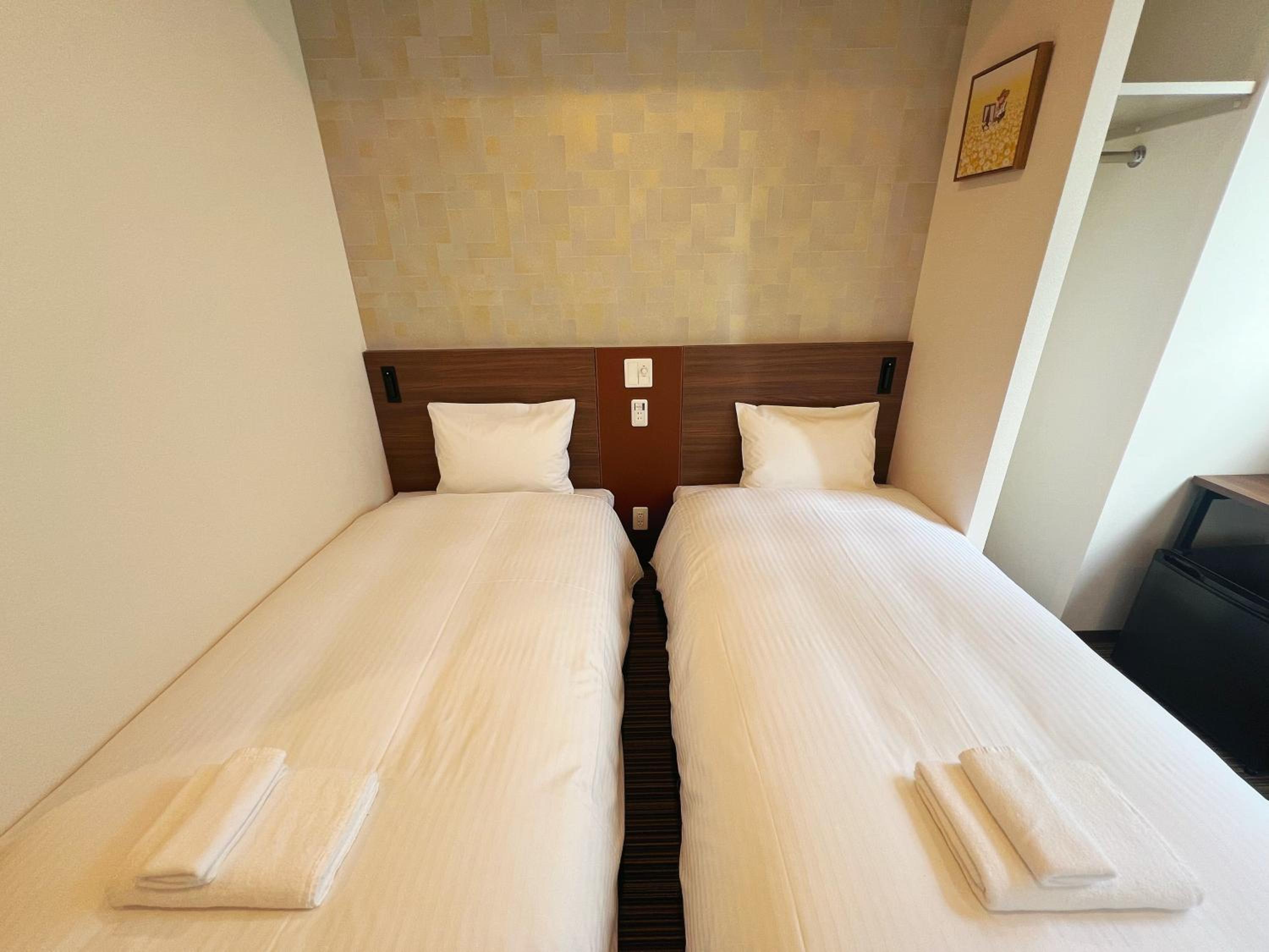 Twin Room with Private Bathroom photo 3