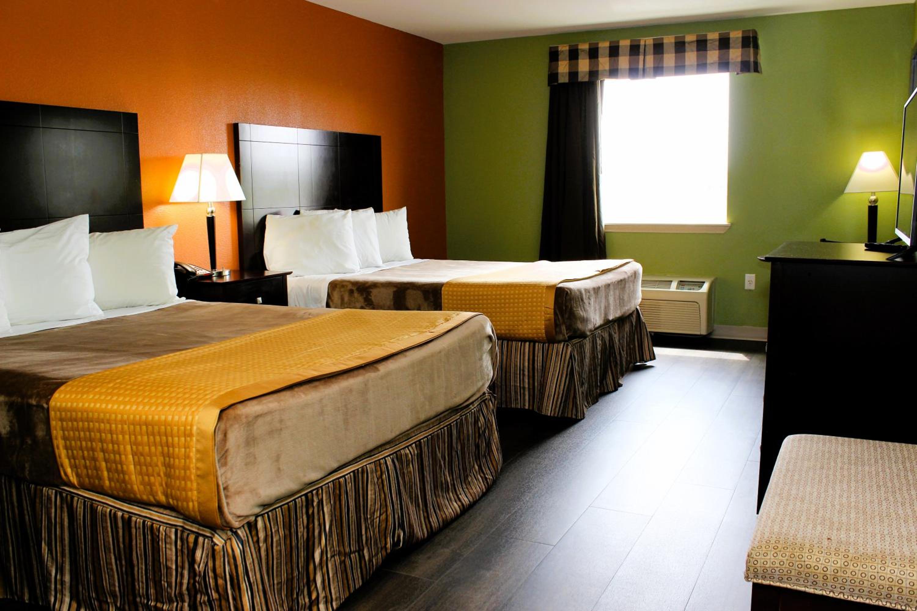 Queen Room with Two Queen Beds - Non-Smoking - Photo 9