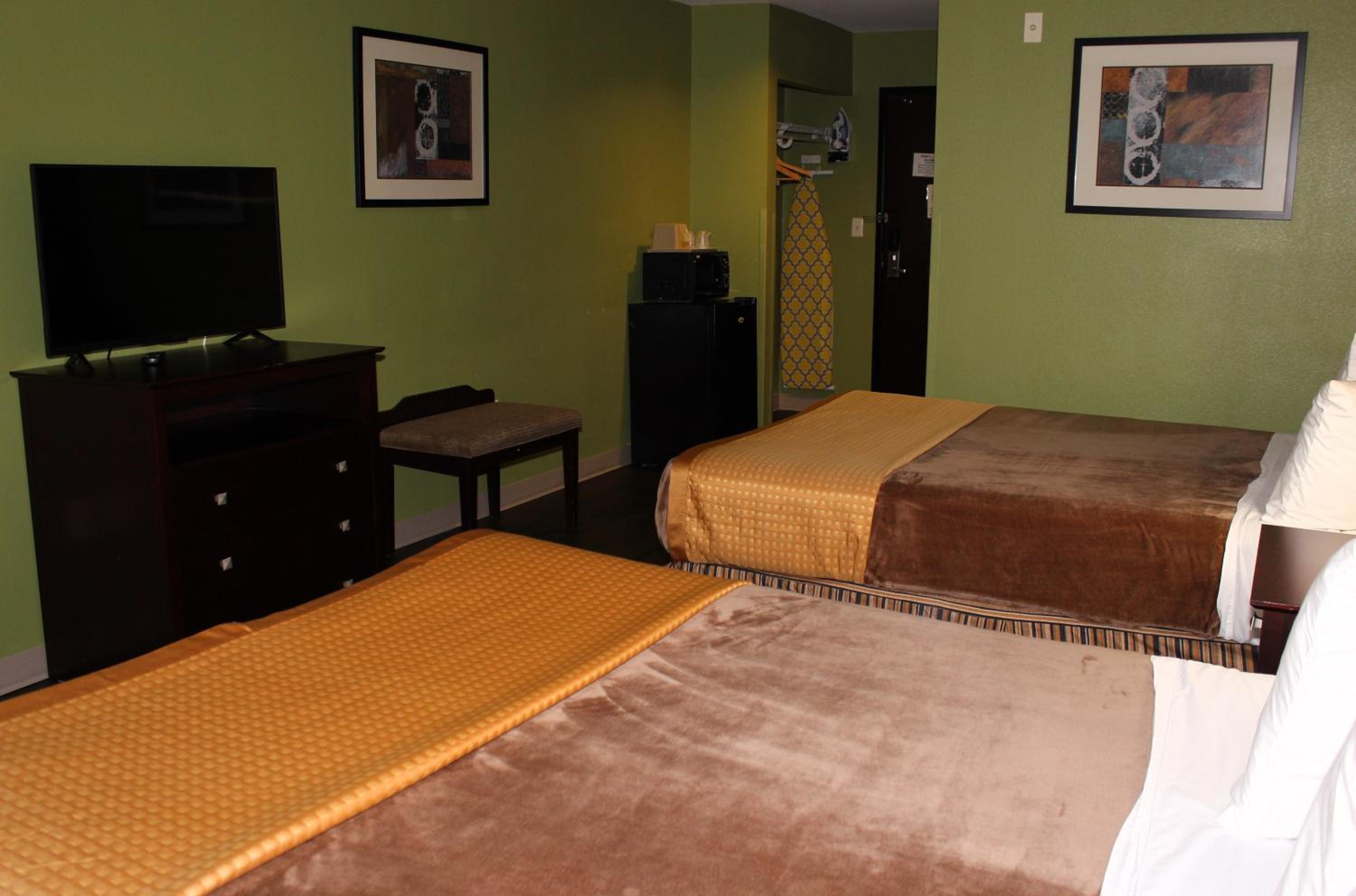 Queen Room with Two Queen Beds - Non-Smoking - Photo 11