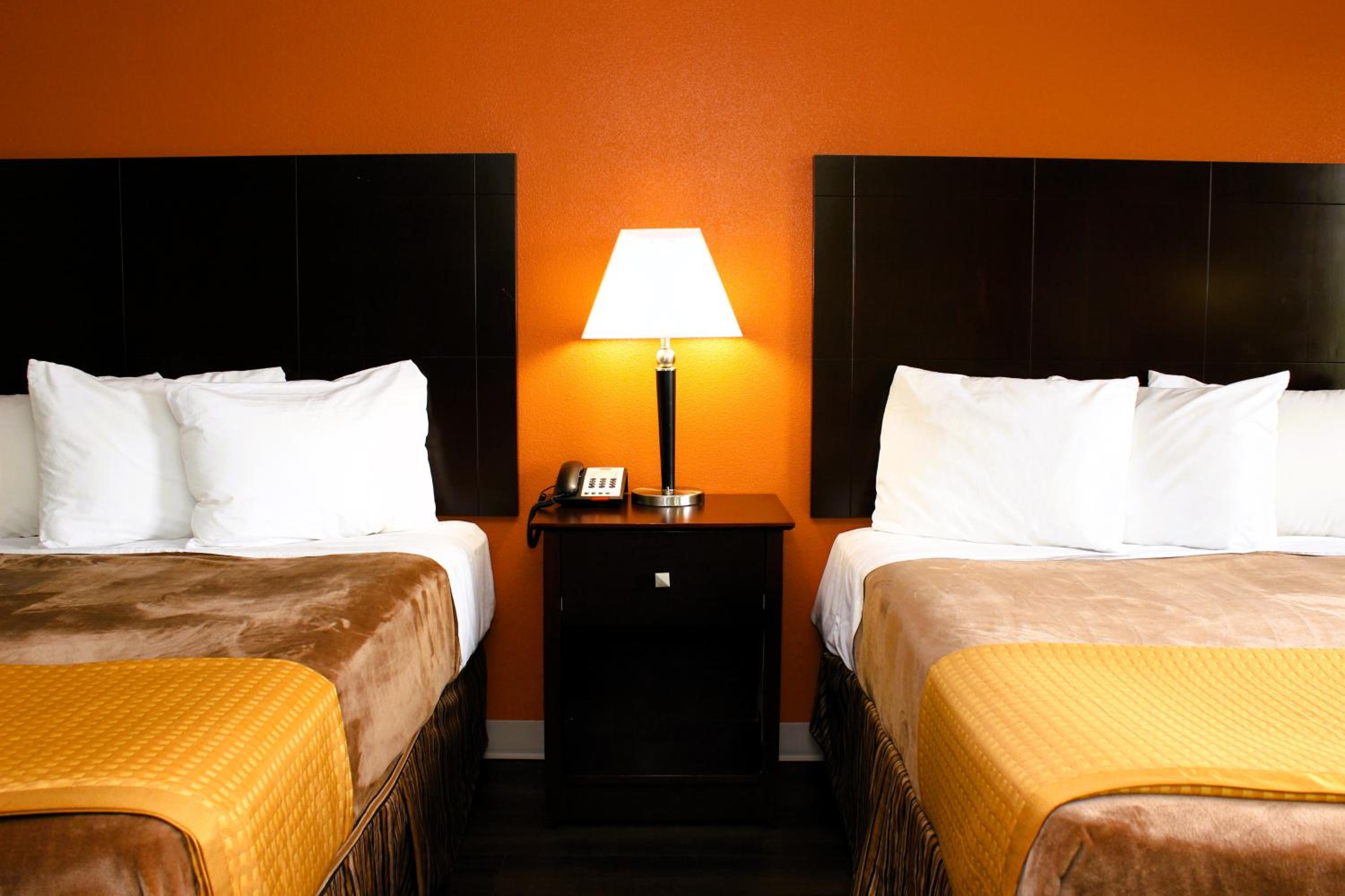 Queen Room with Two Queen Beds - Non-Smoking - Photo 12