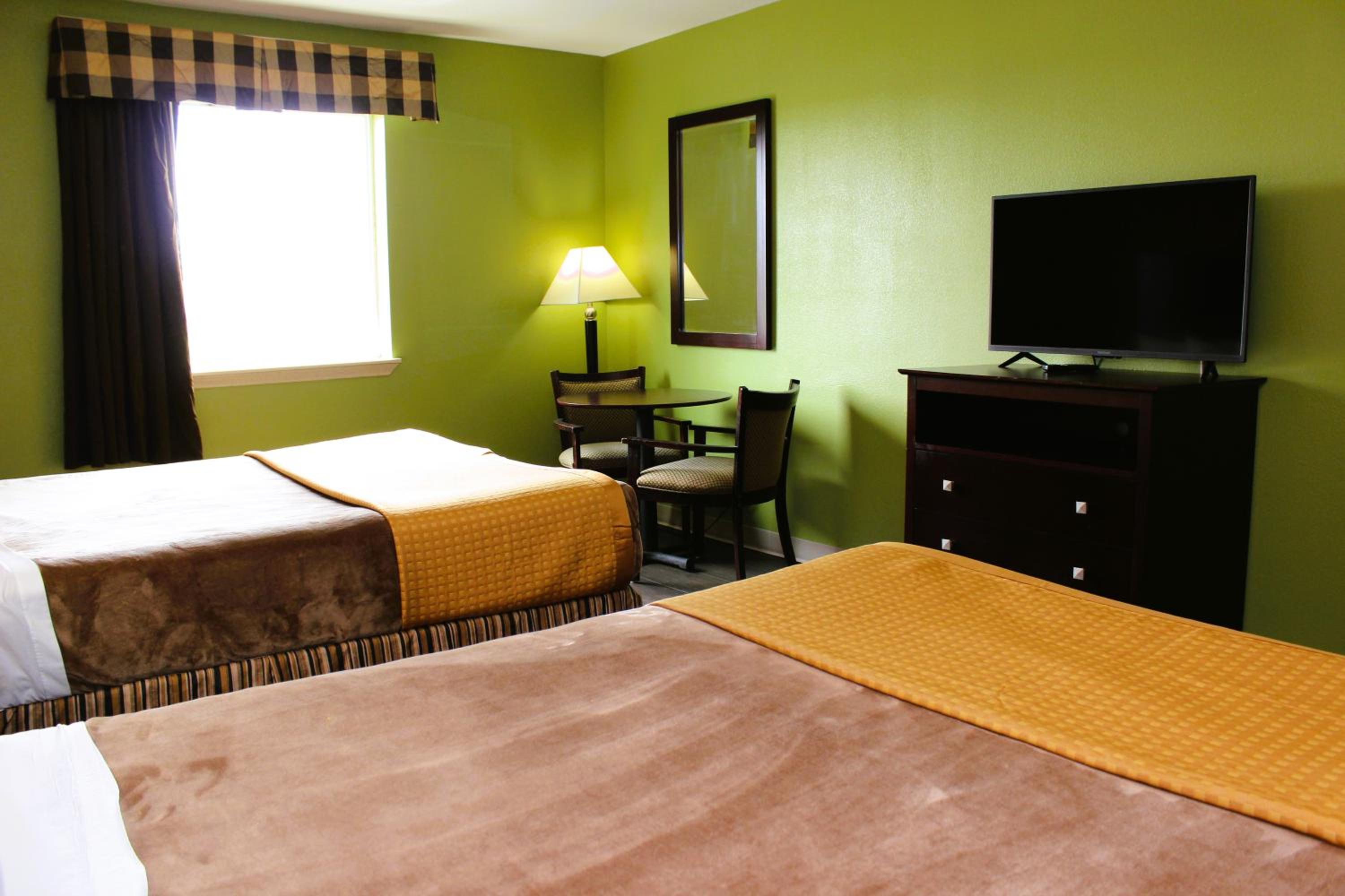 Queen Room with Two Queen Beds - Non-Smoking - Photo 13