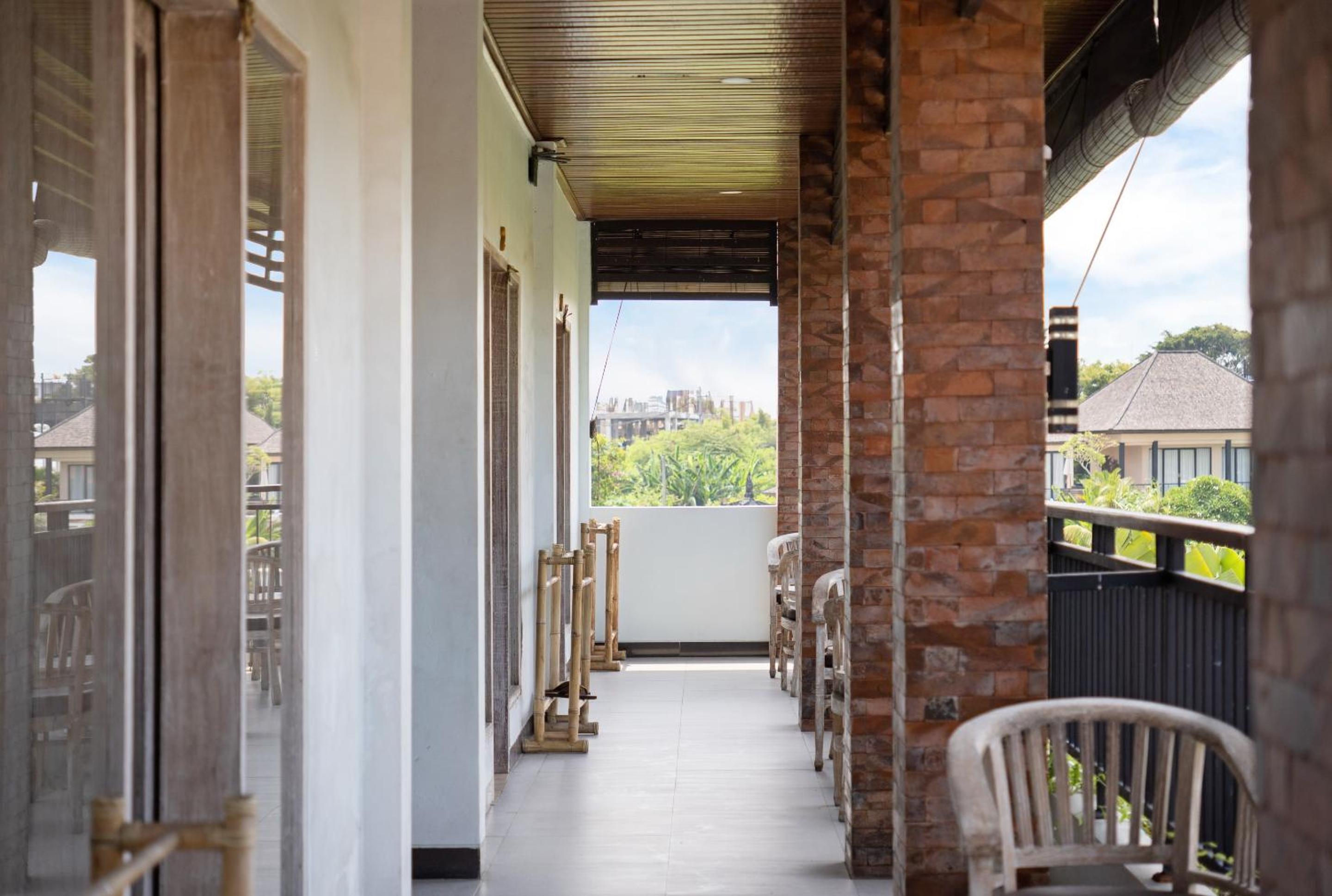 Double Room with Balcony - Photo 11