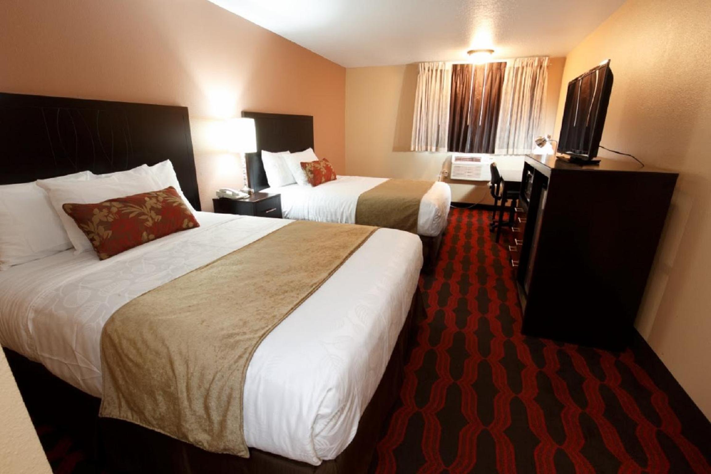 Queen Room with Two Queen Beds - Non-Smoking photo 3