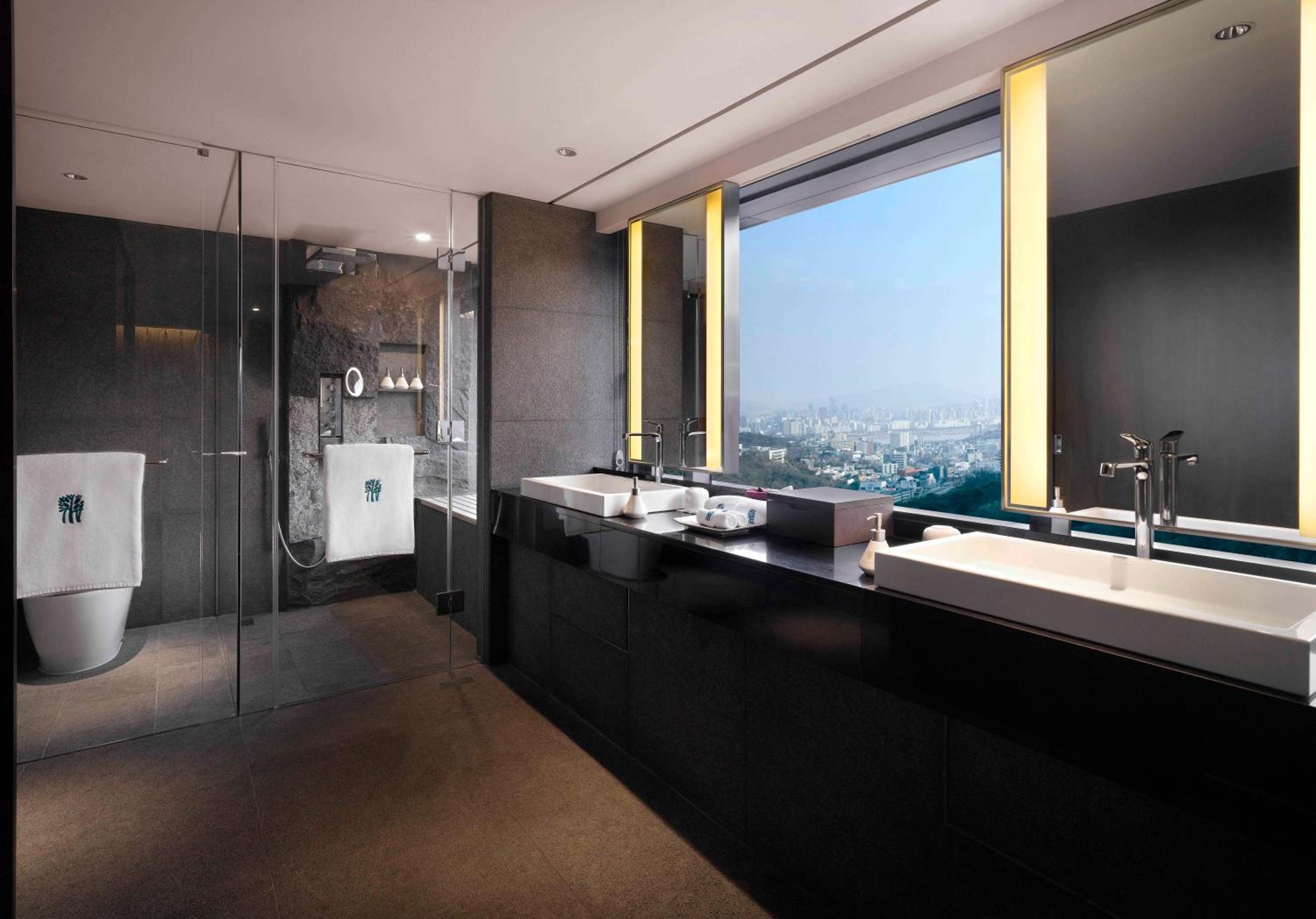 Grand Premier Pool Namsan View Suite - The Green Leaves of Summer PKG(Breakfast at Granum Dining Lounge, Indoor&Outdoor pool access, Fitness access for 2 people included)