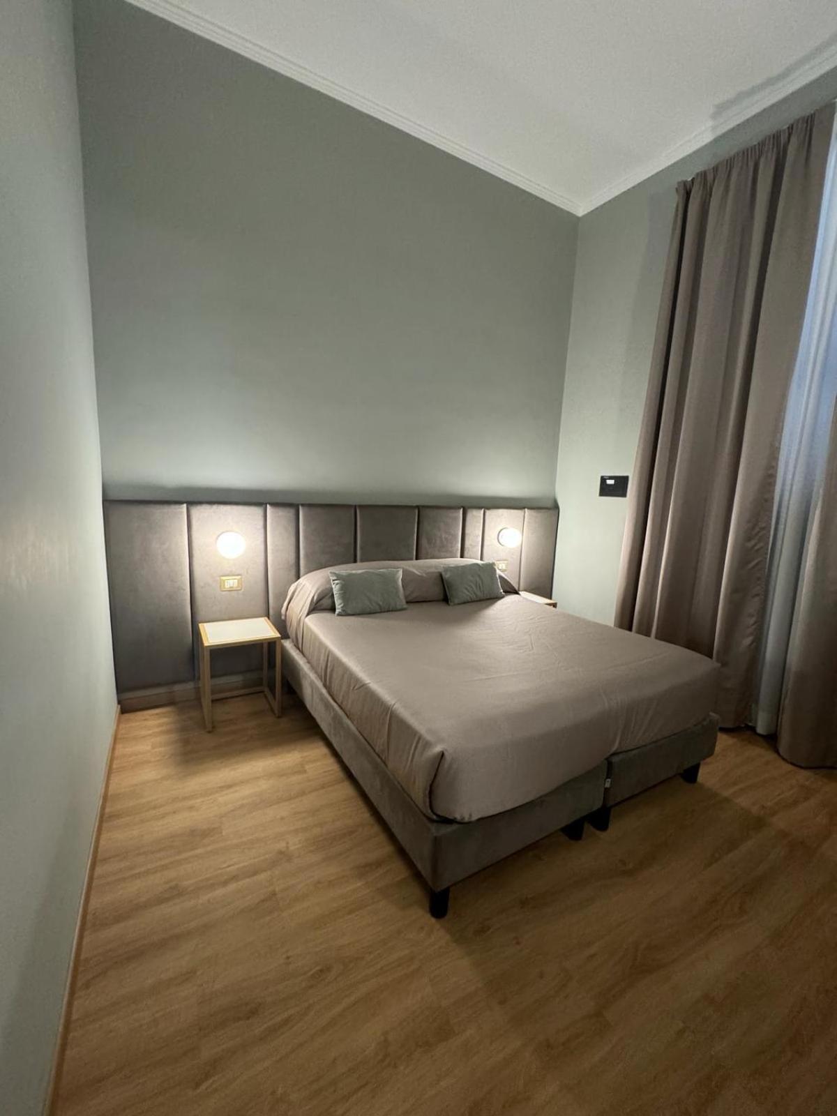 Deluxe Double or Twin Room thumbnail 6