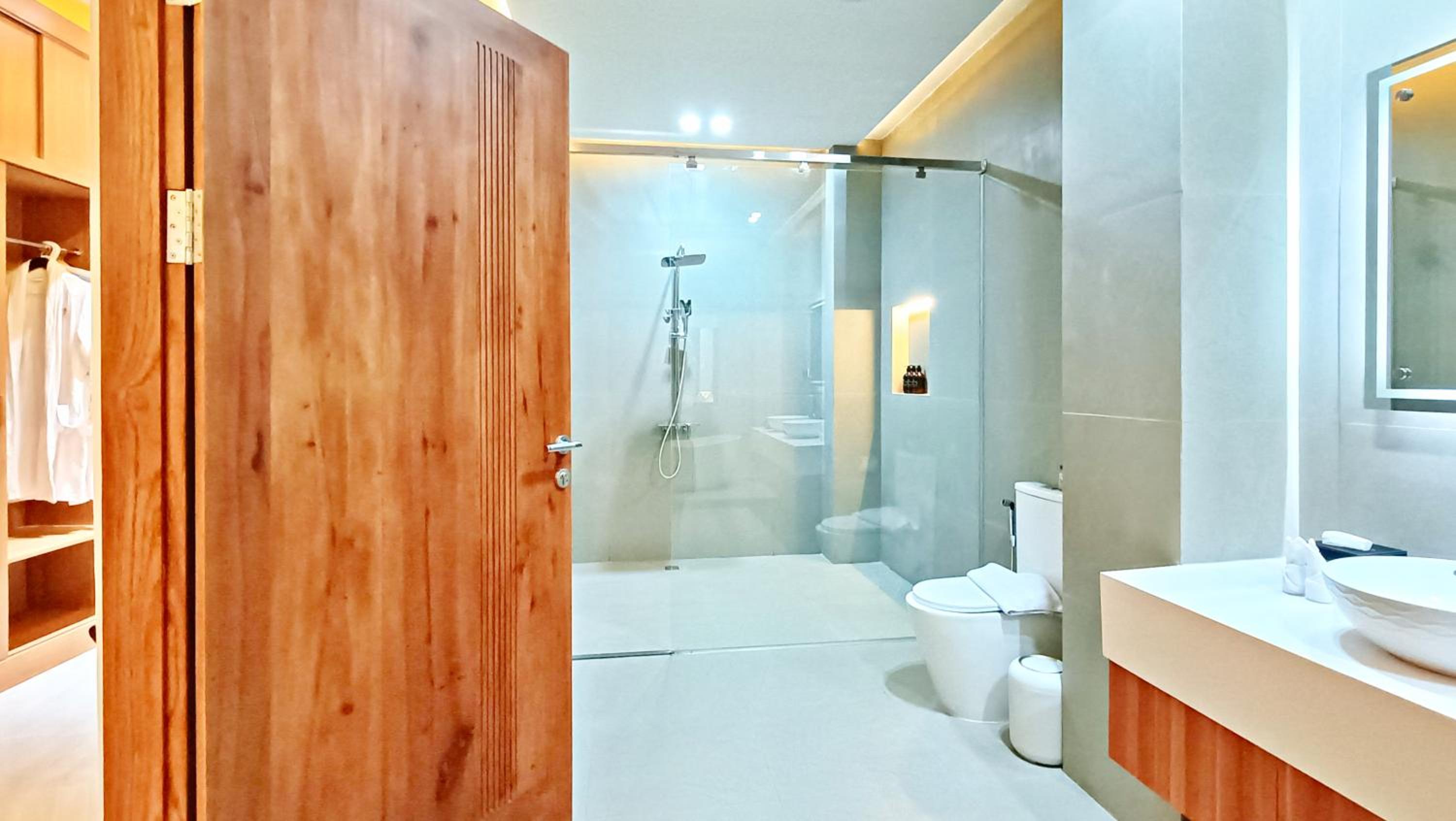 Junior Suite with Ocean View - Photo 32