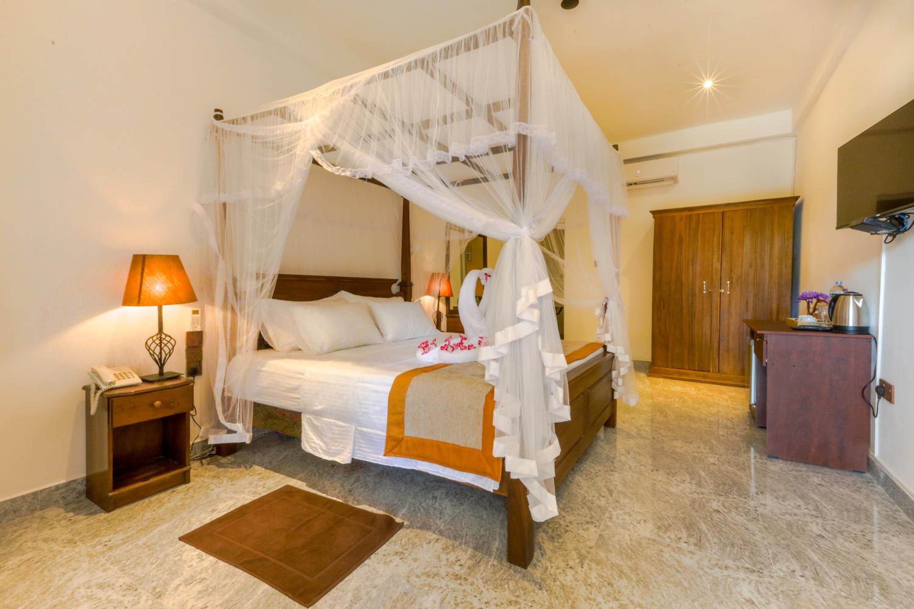 Suite with Spa Bath photo 3