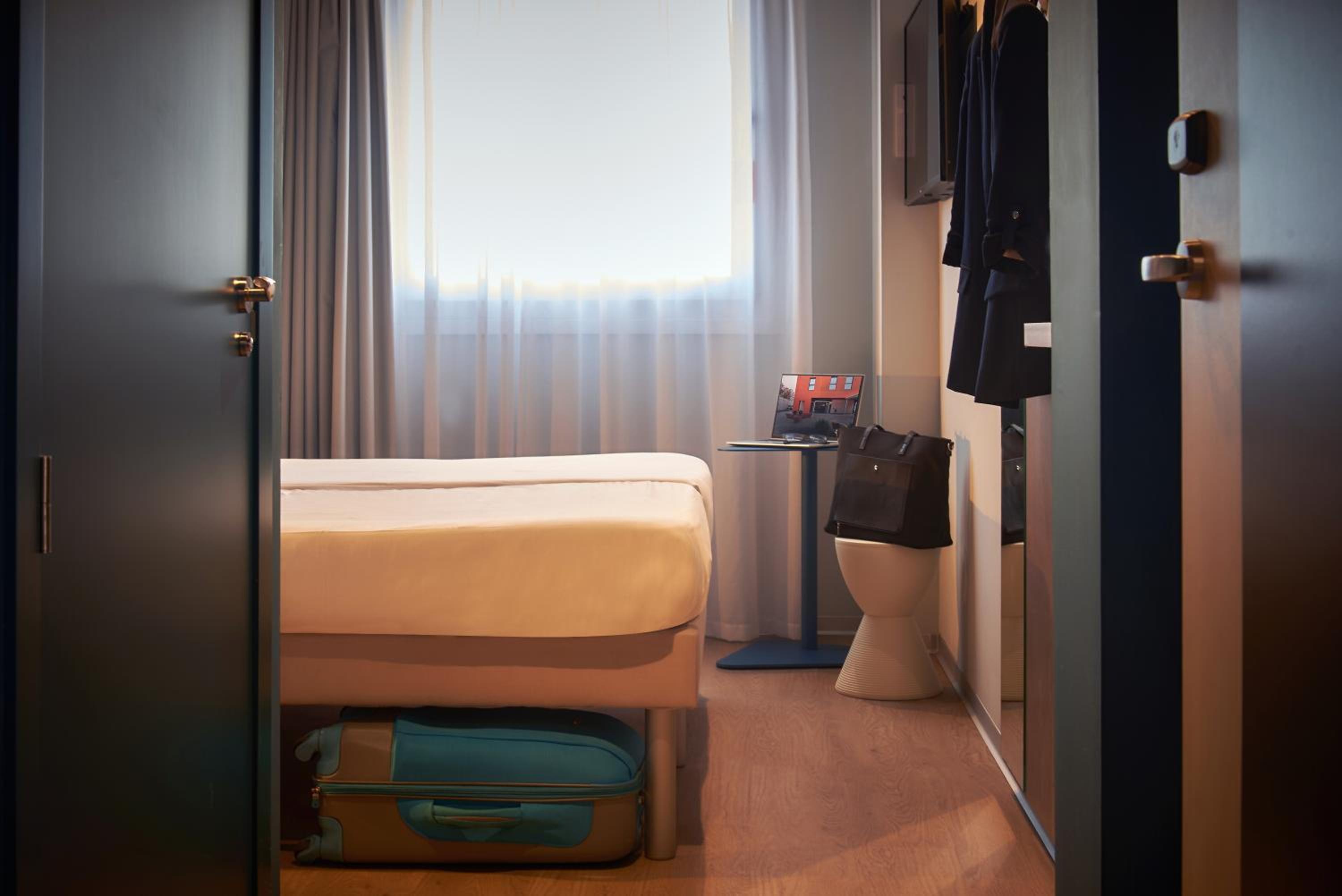 Standard Twin Room - Photo 9