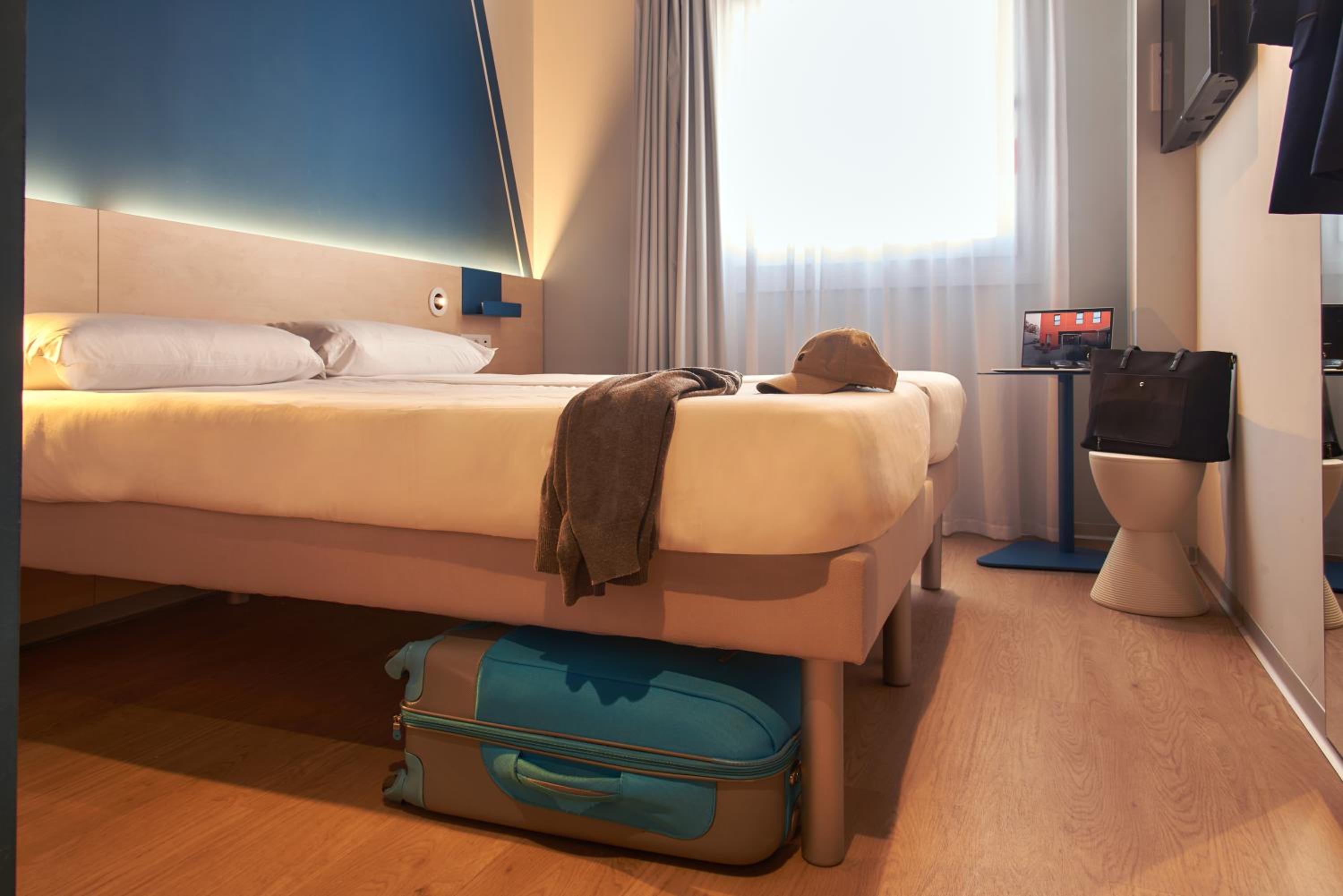 Standard Twin Room - Photo 2