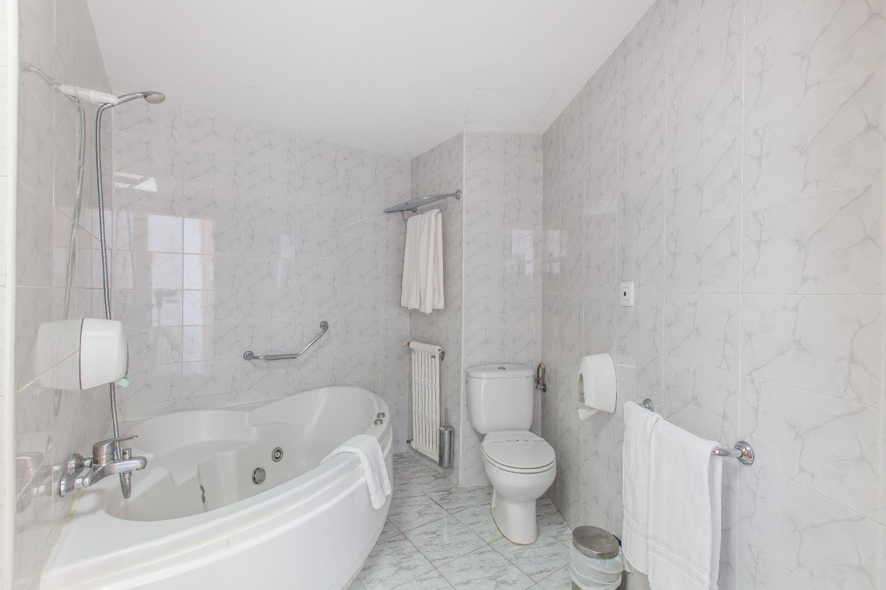 Queen Room with Spa Bath