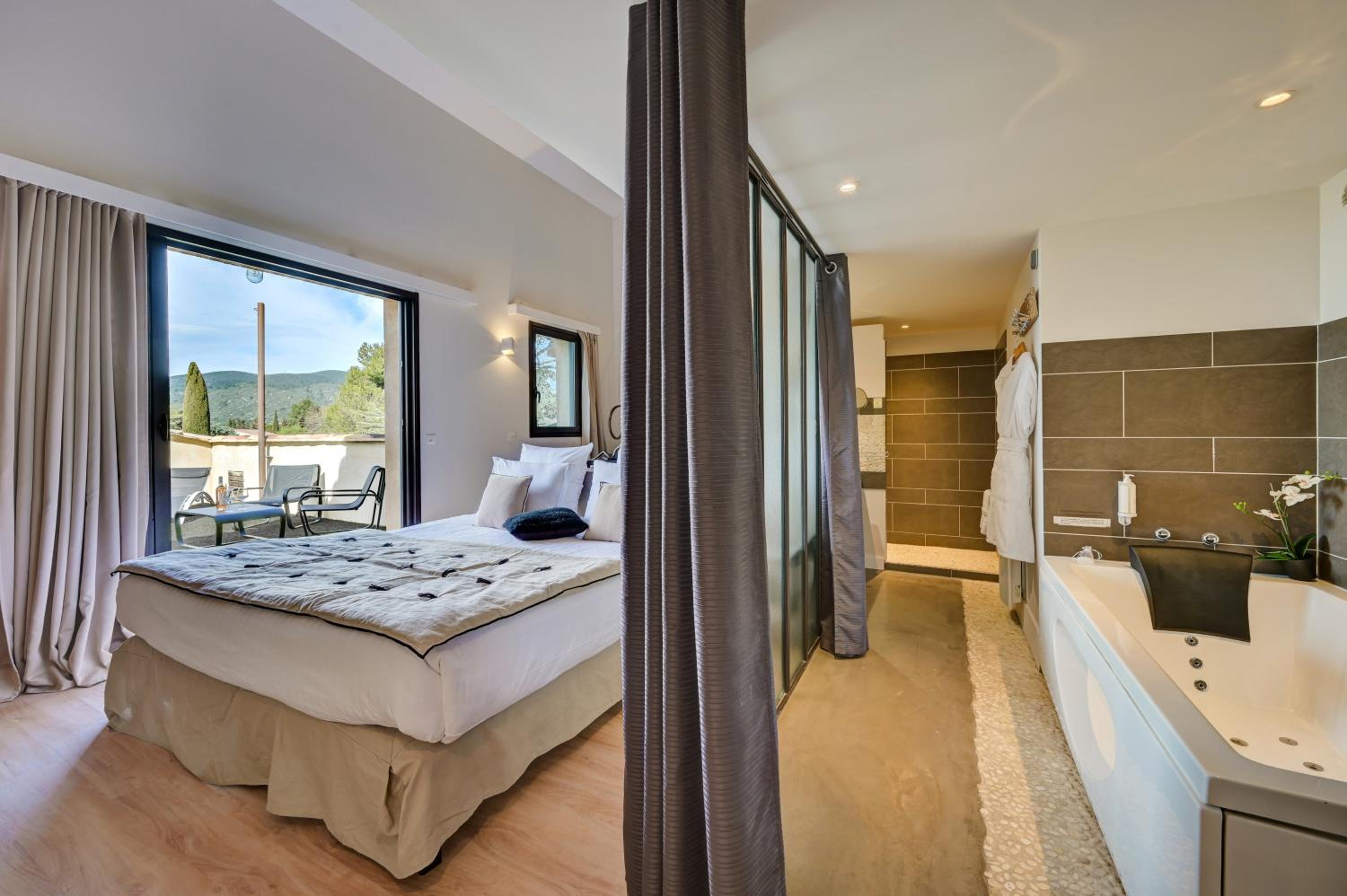 Suite - Photo 2