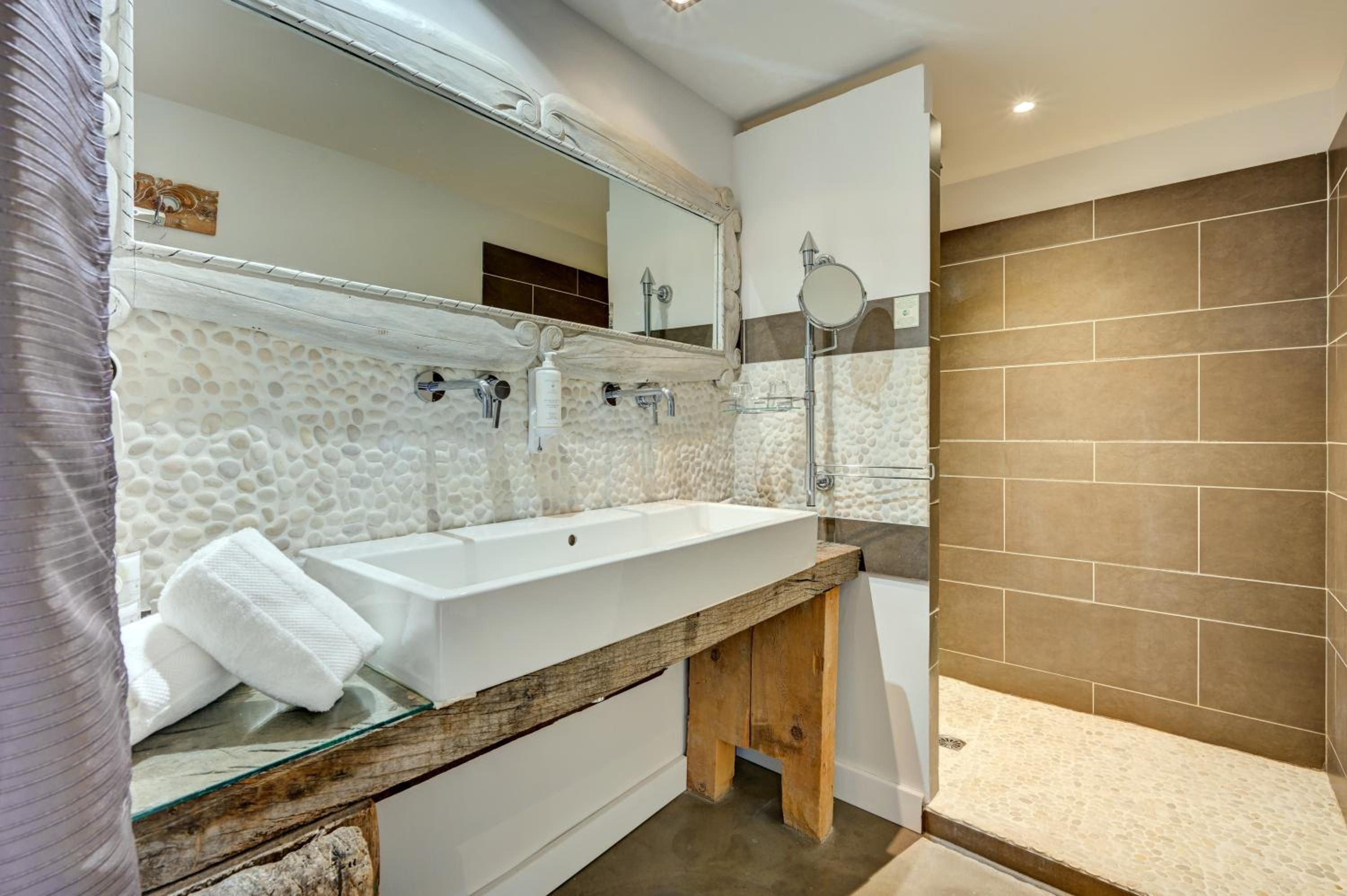 Suite - Photo 19