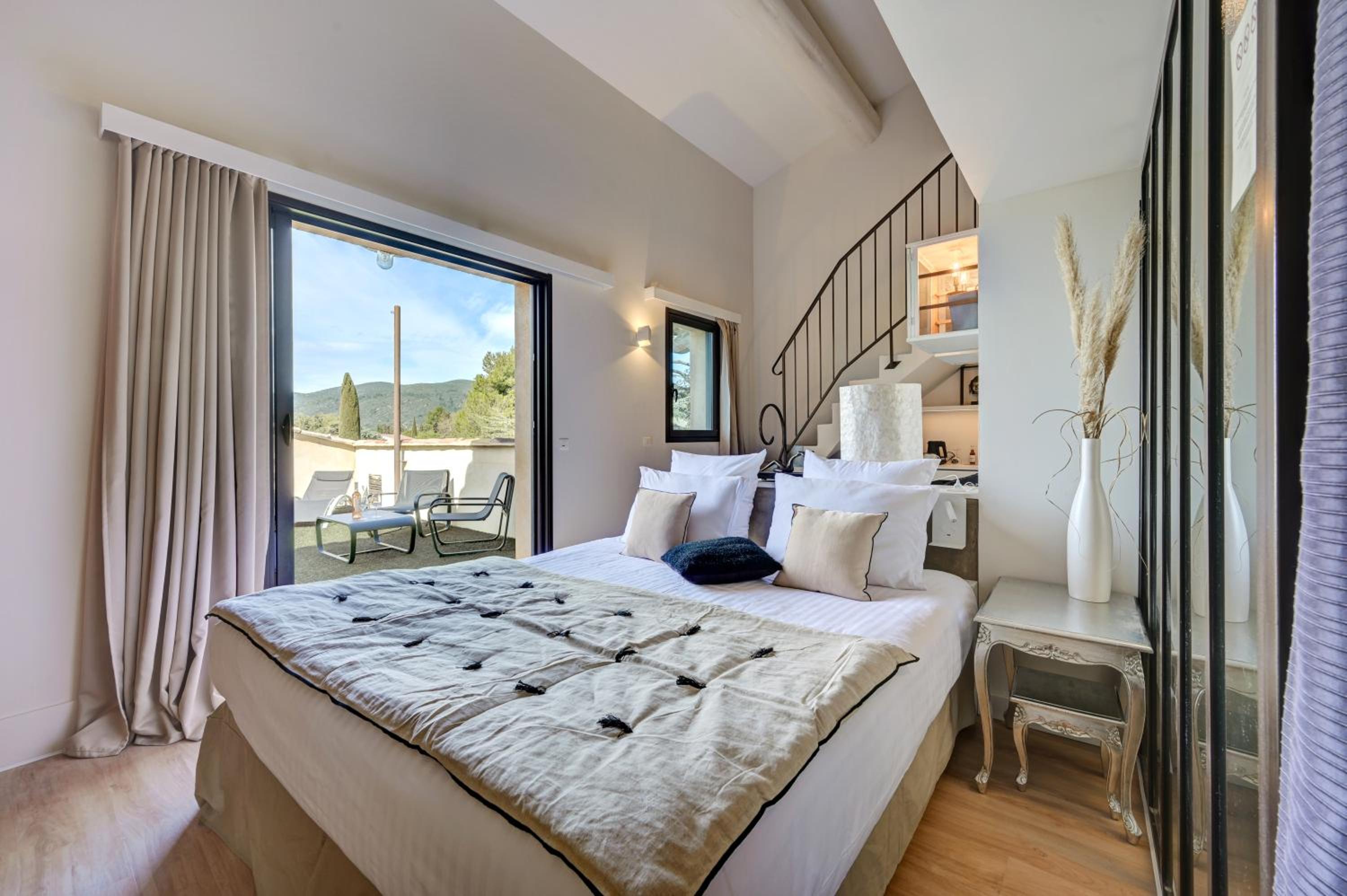 Suite - Photo 1