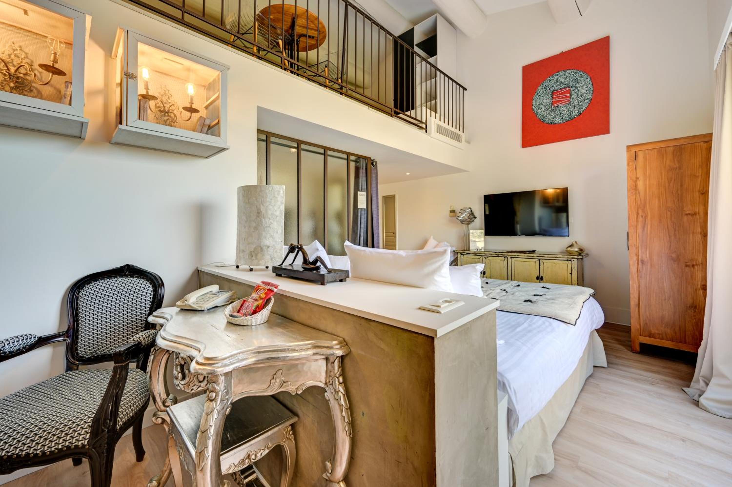 Suite - Photo 20