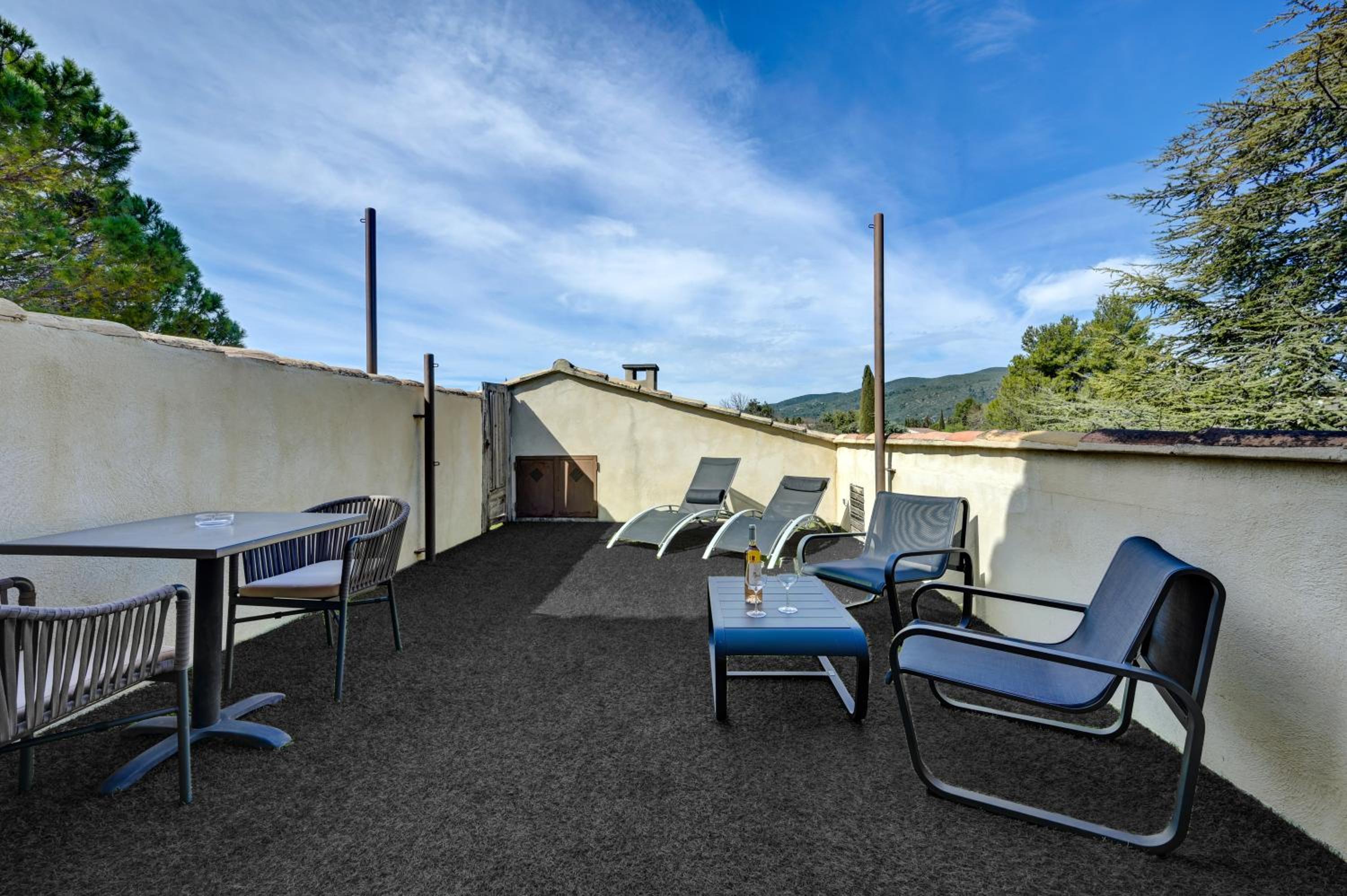 Suite - Photo 18