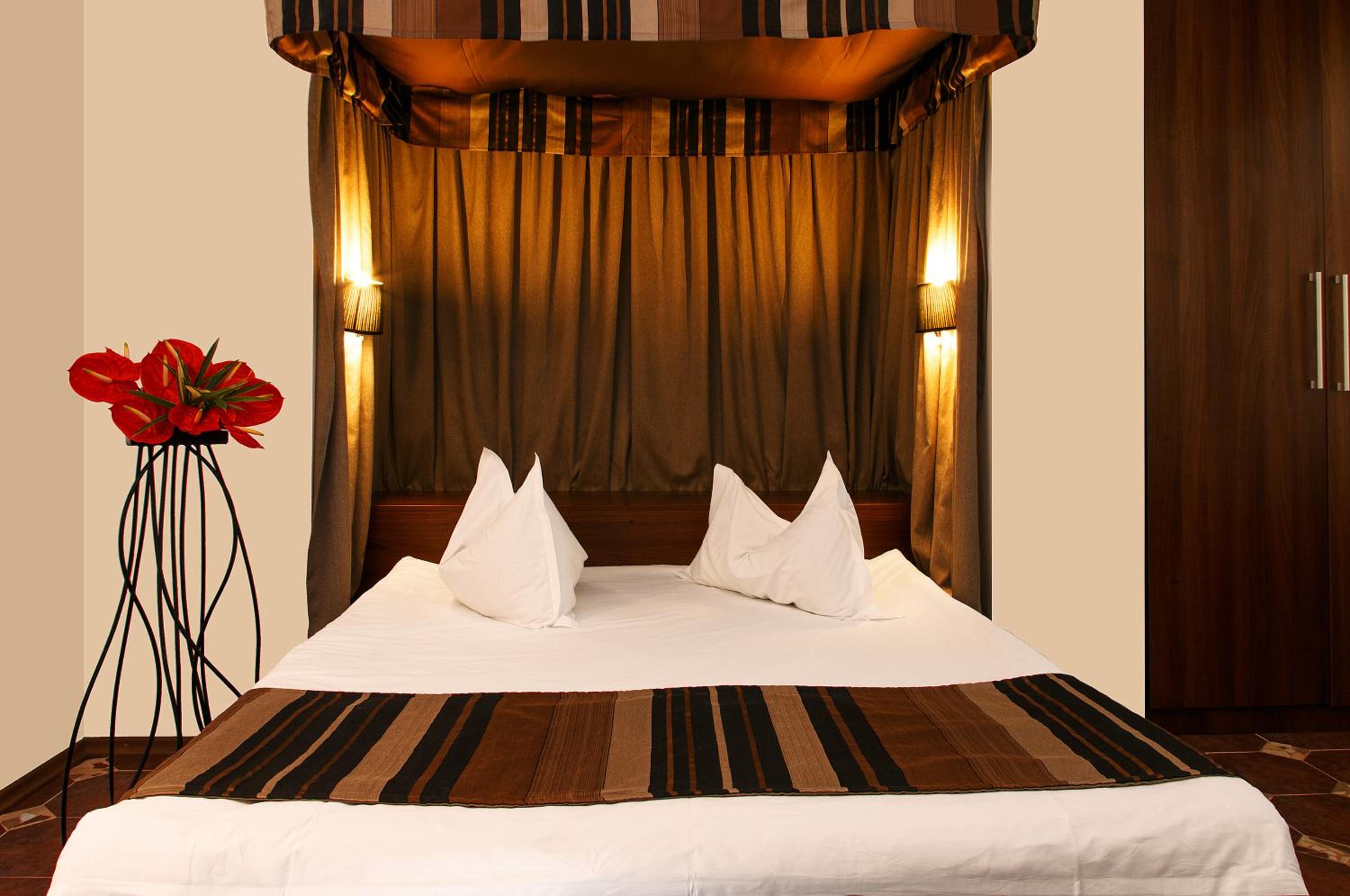 Suite - Photo 18