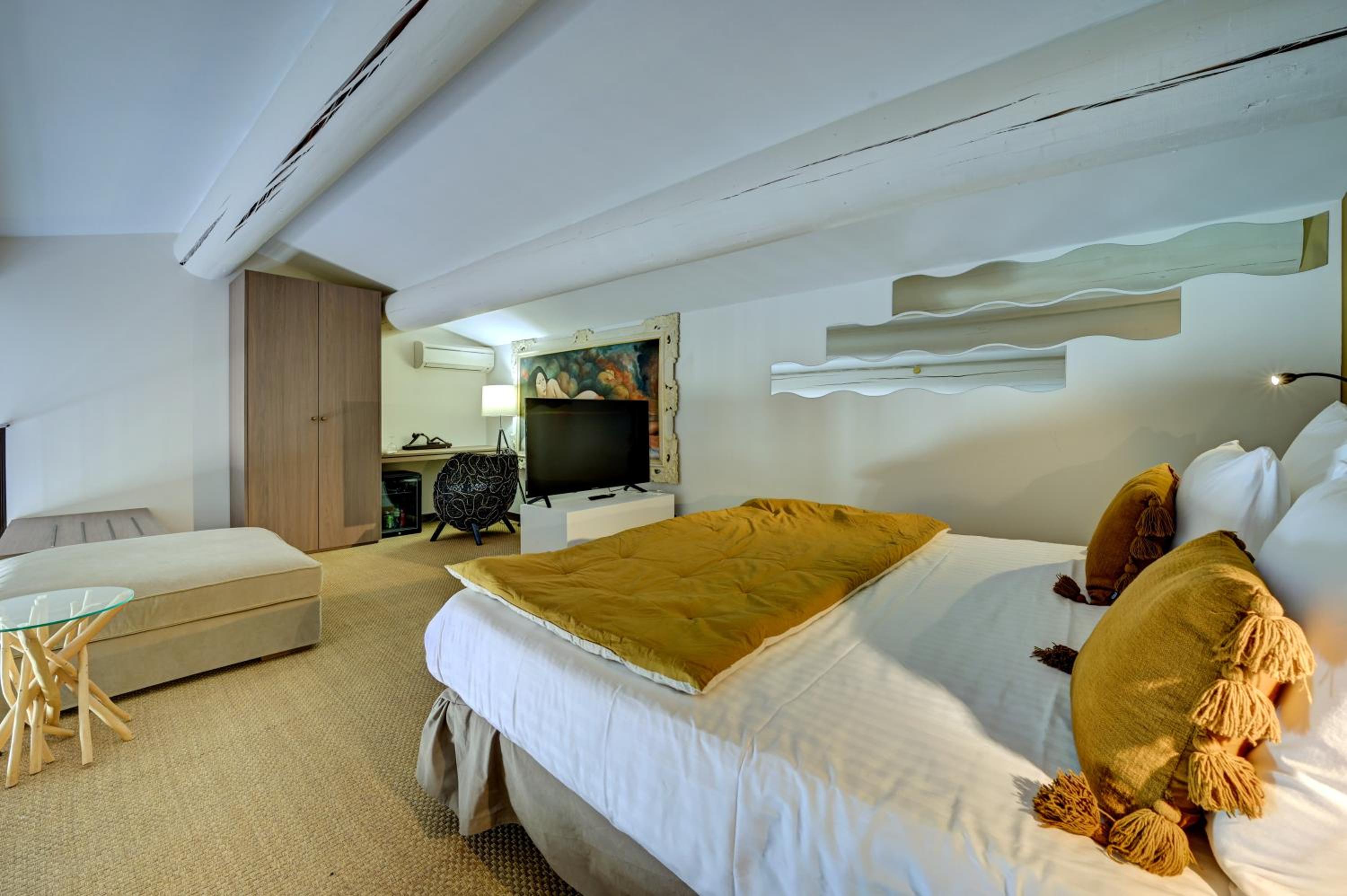 Suite - Photo 13