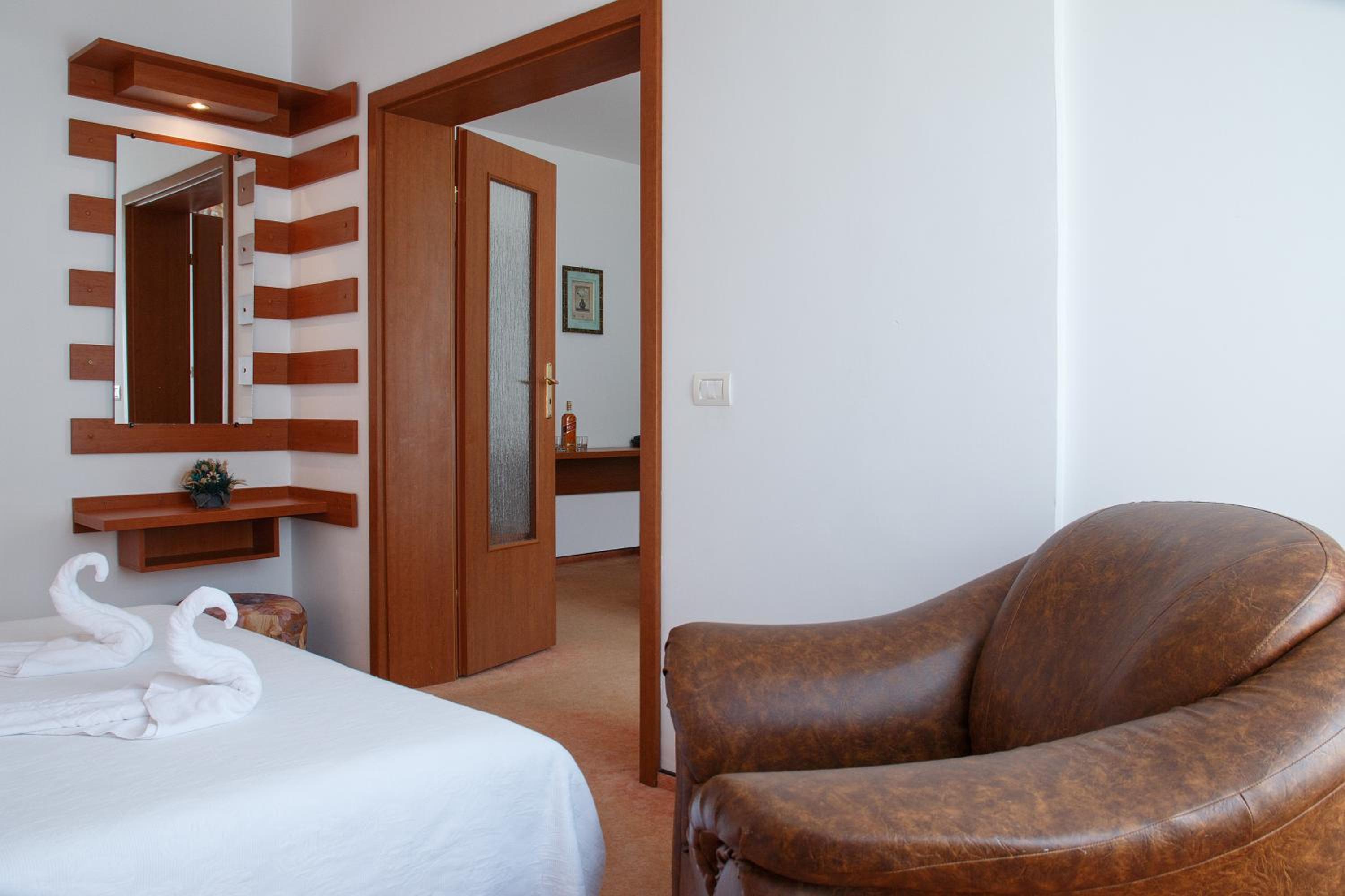 Suite - Photo 16