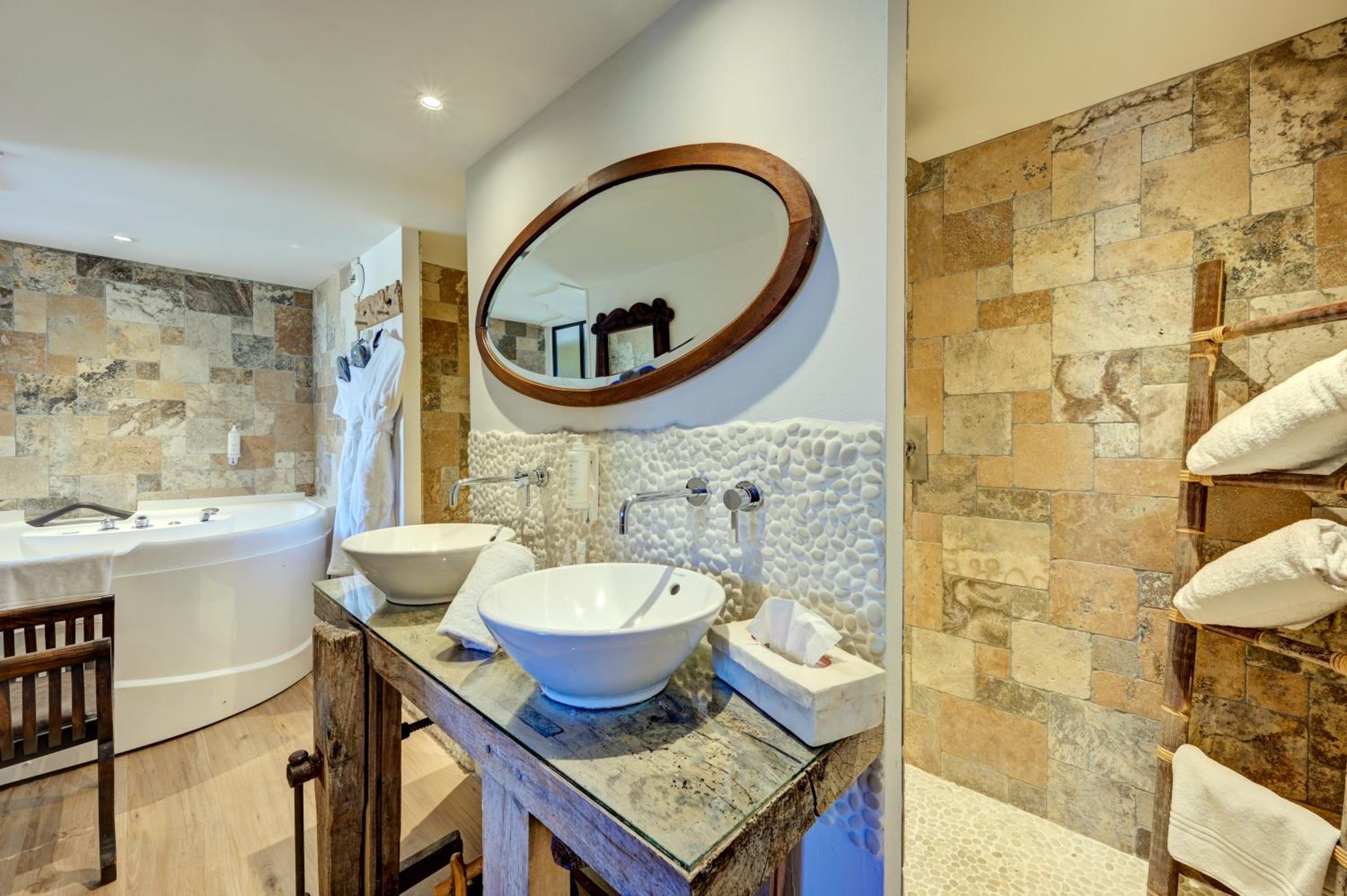 Suite - Photo 15