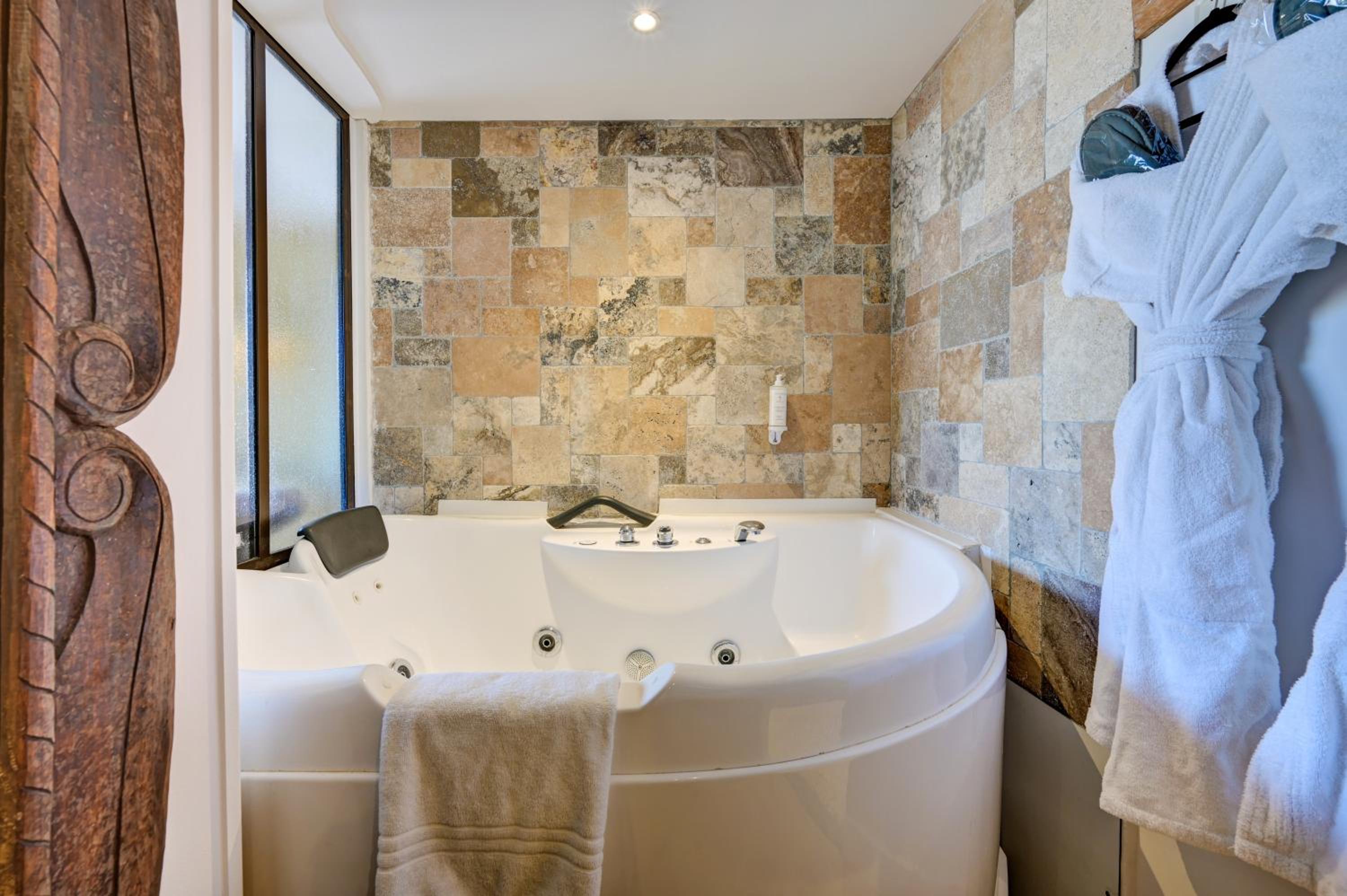 Suite - Photo 16