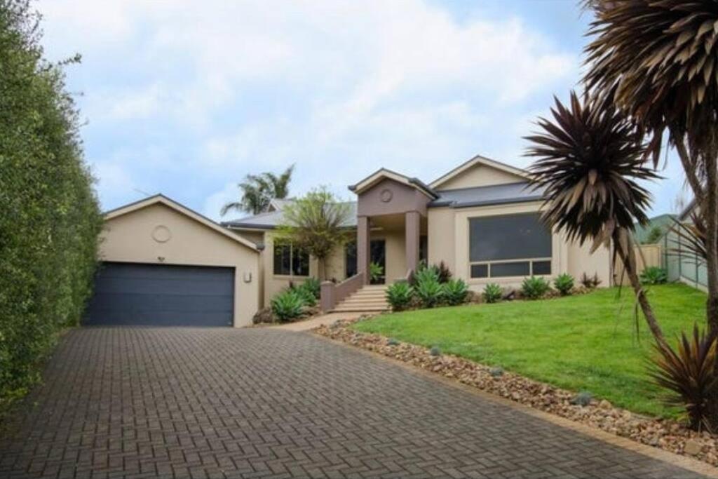 Three-Bedroom House photo 2
