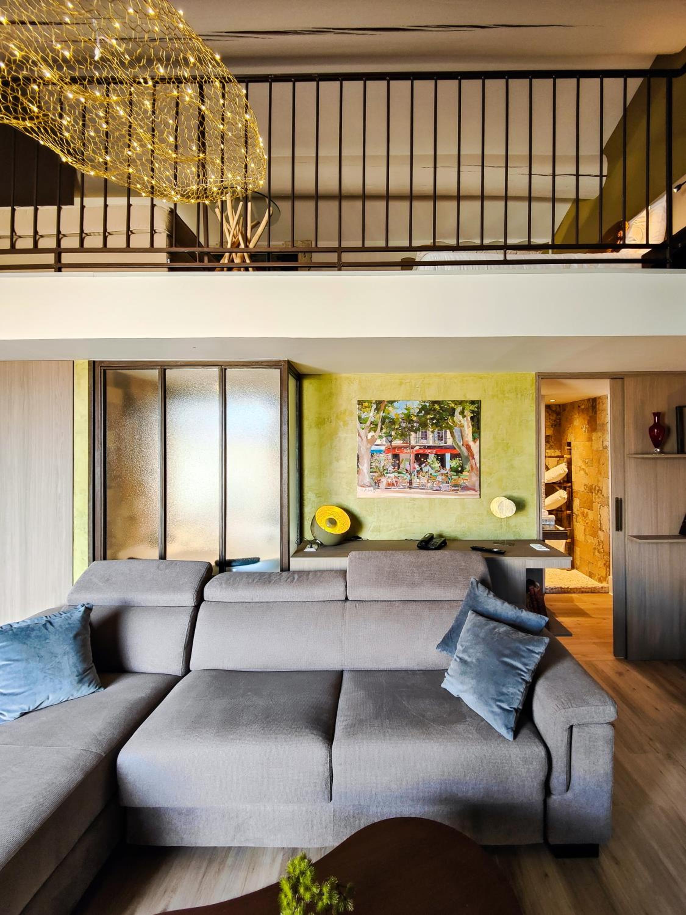 Suite - Photo 9
