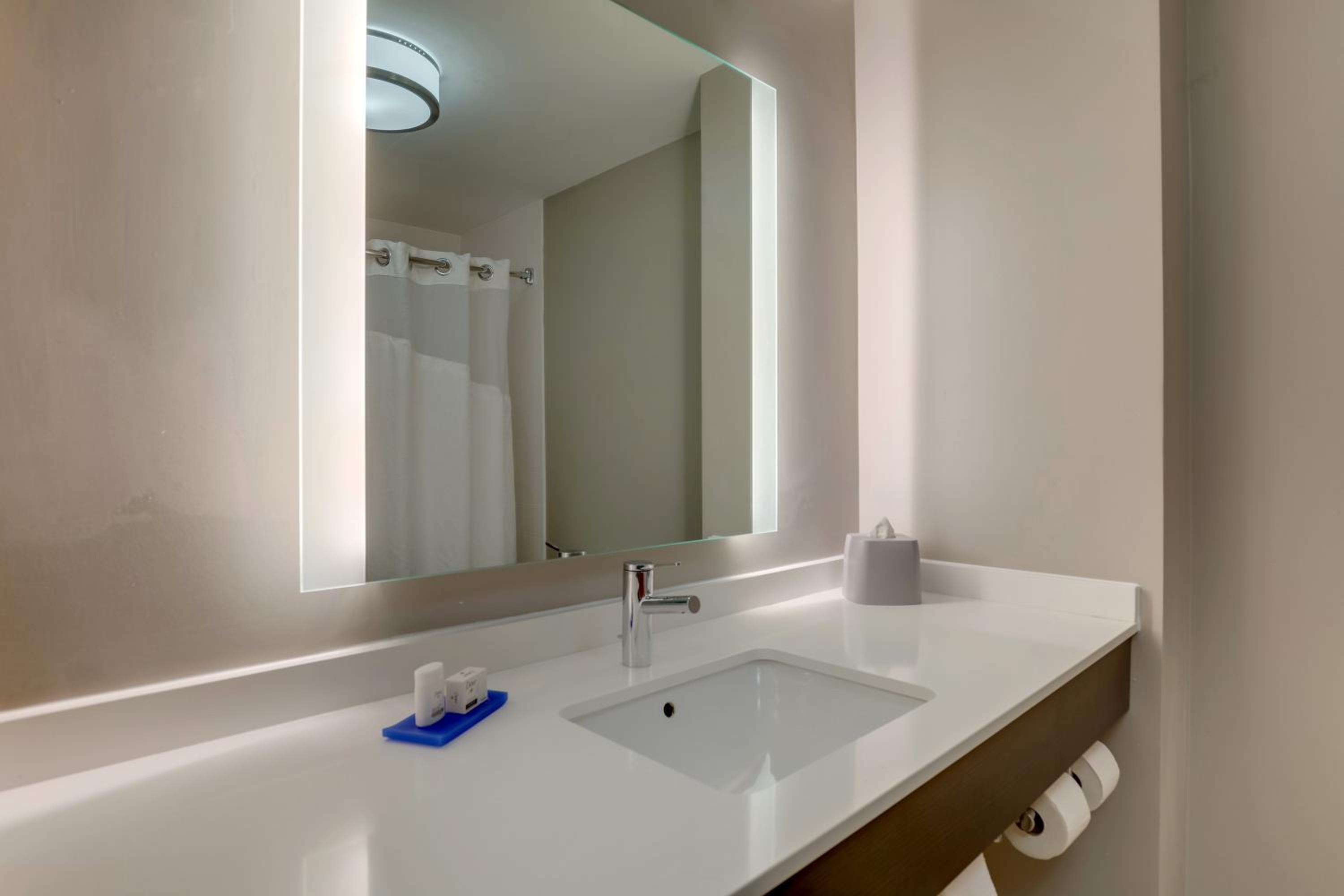 Suite with Two Queen Beds - Photo 7