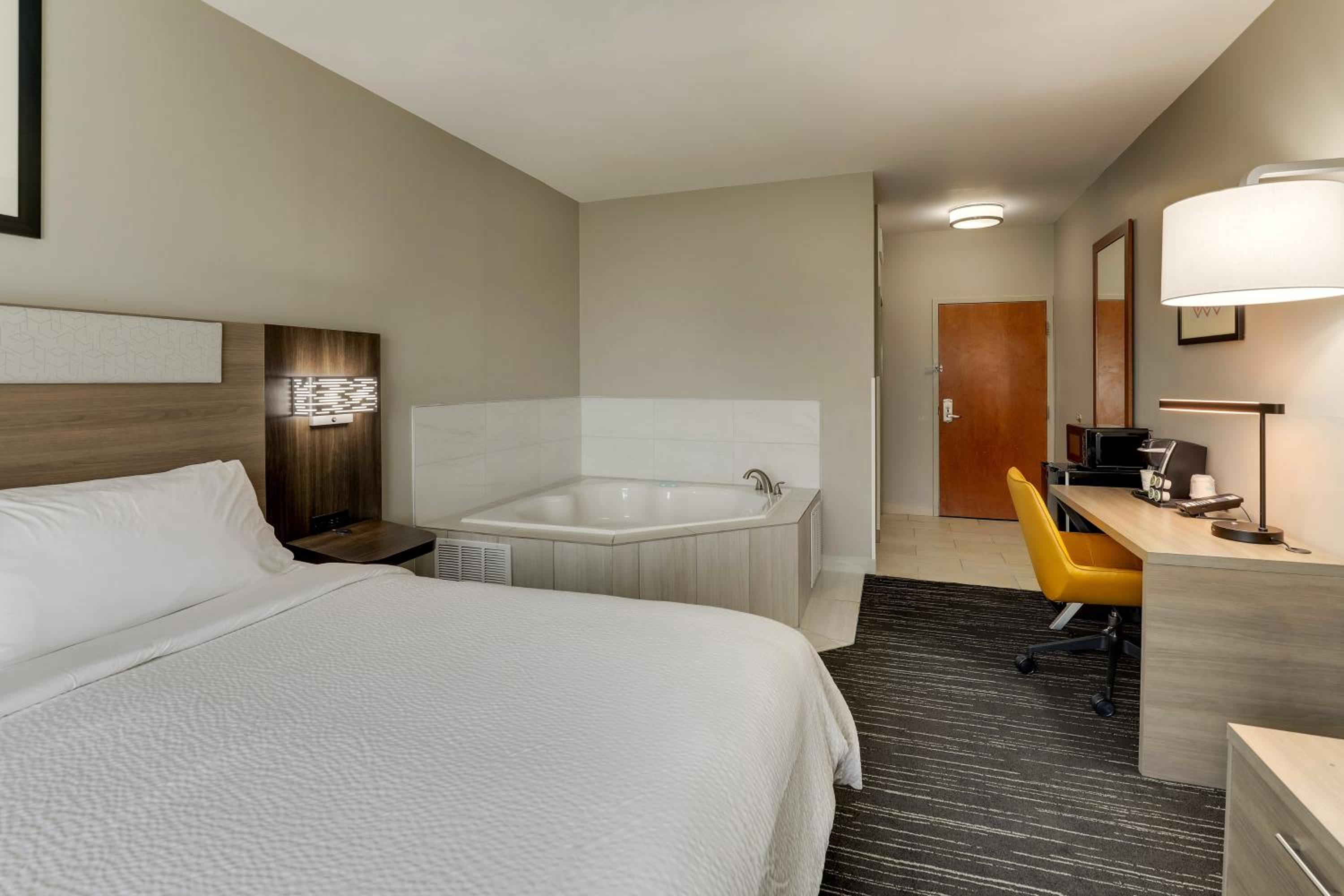 King Room - Non-Smoking - Photo 6