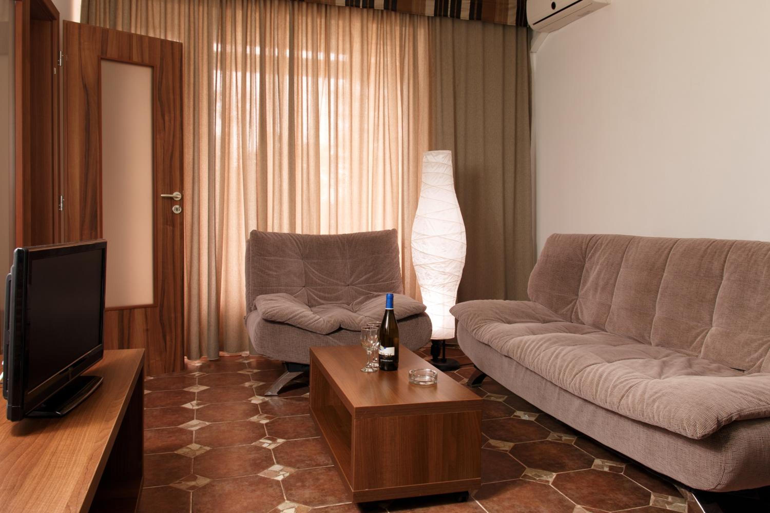 Suite - Photo 15