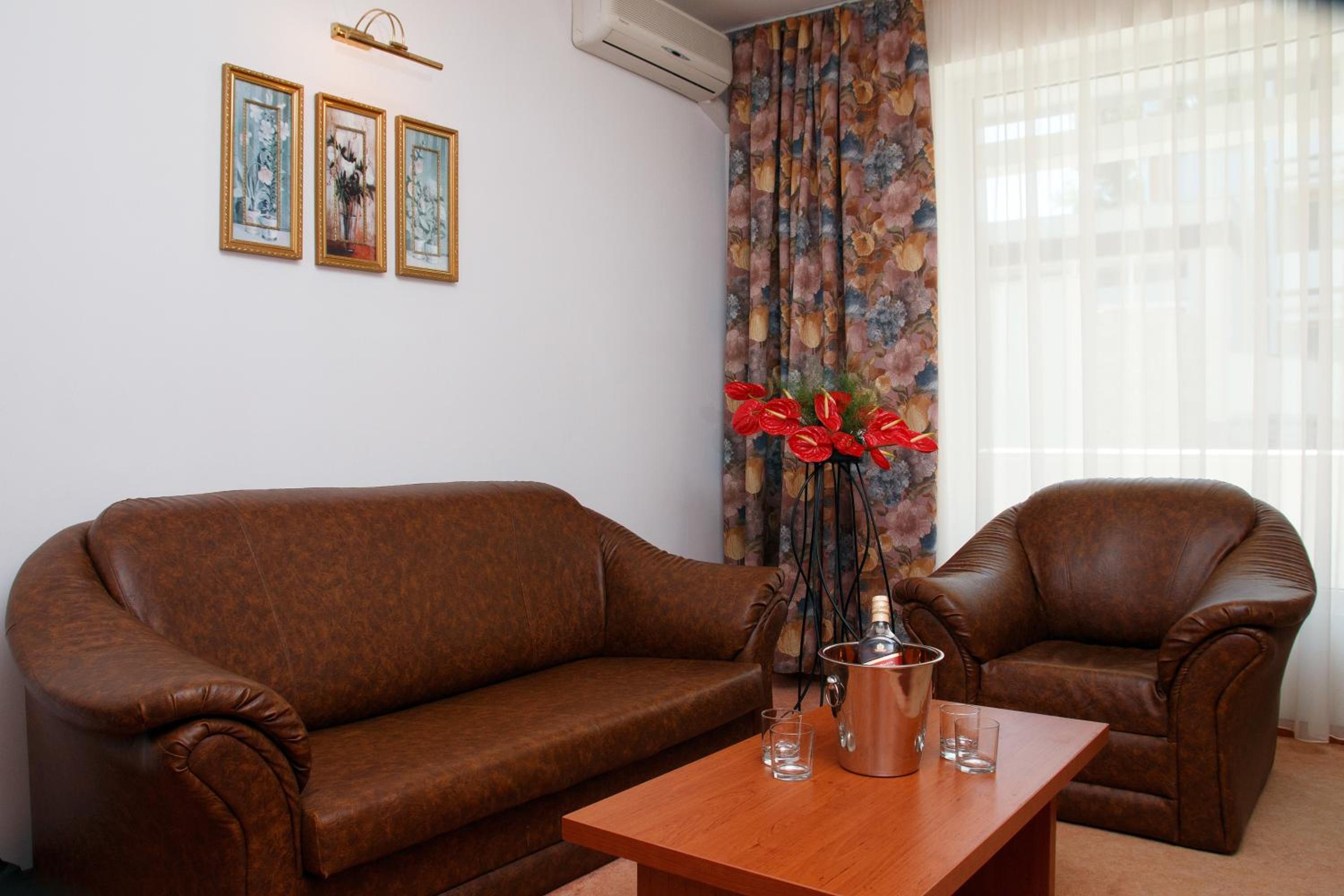 Suite - Photo 20