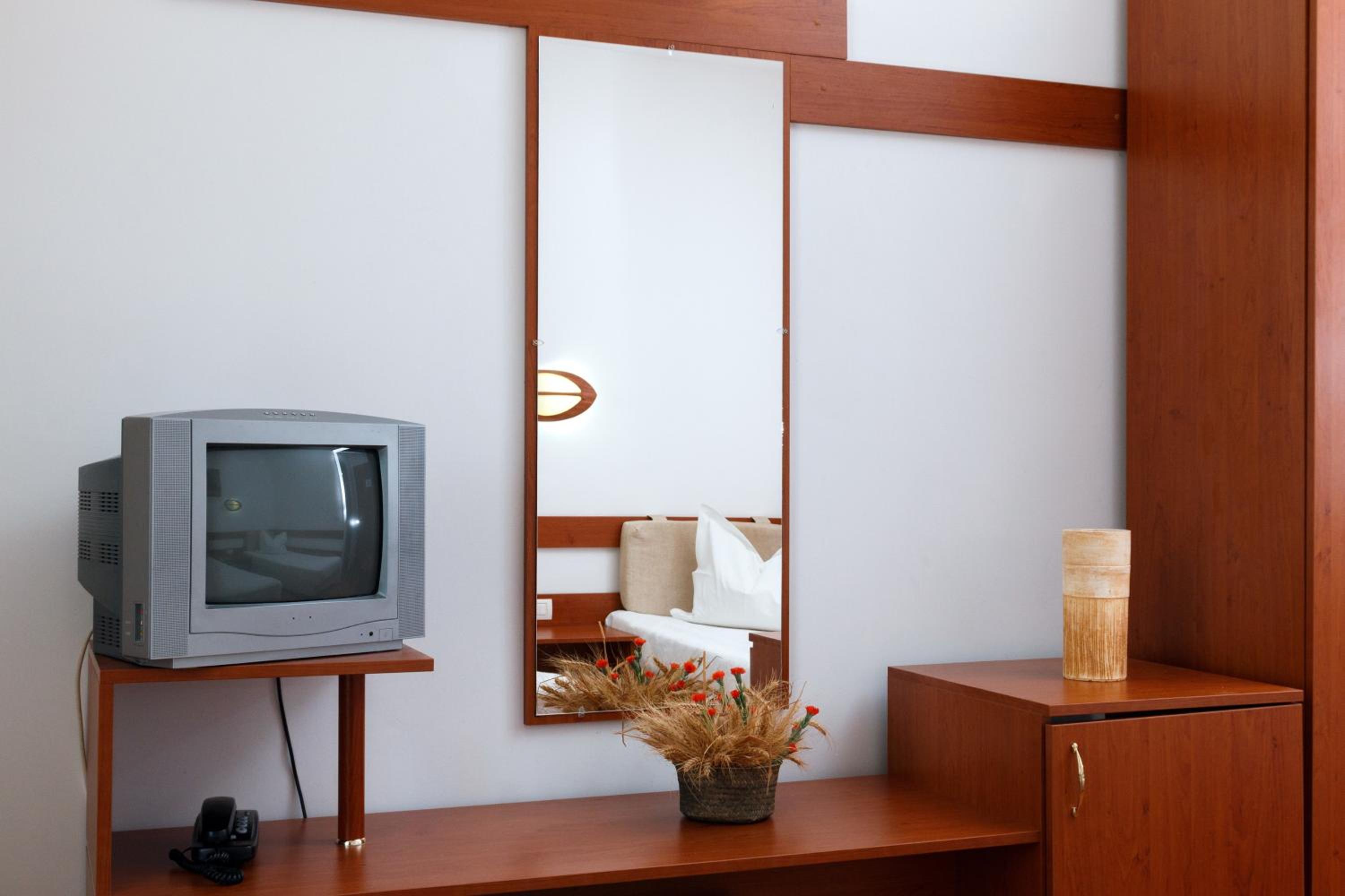 Standard Double or Twin Room with Balcony - Photo 17