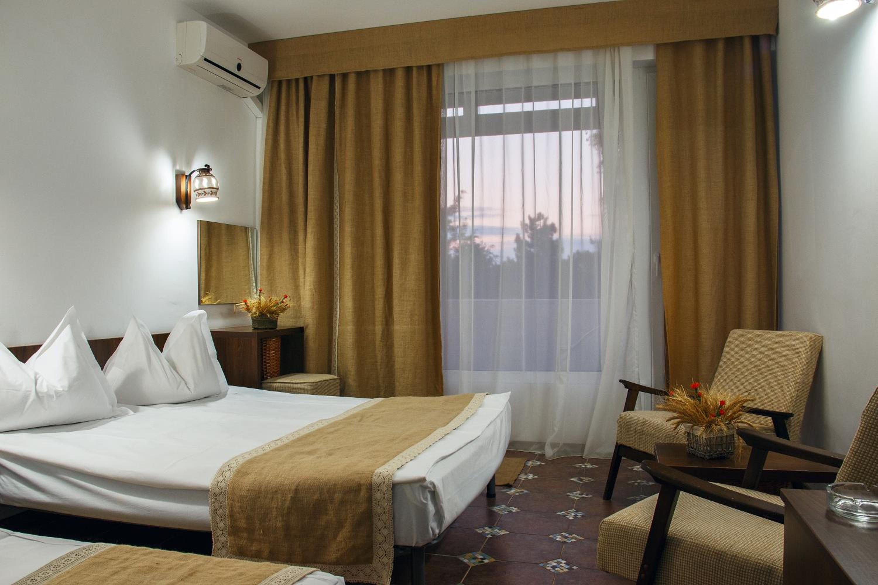 Standard Double or Twin Room with Balcony - Photo 22
