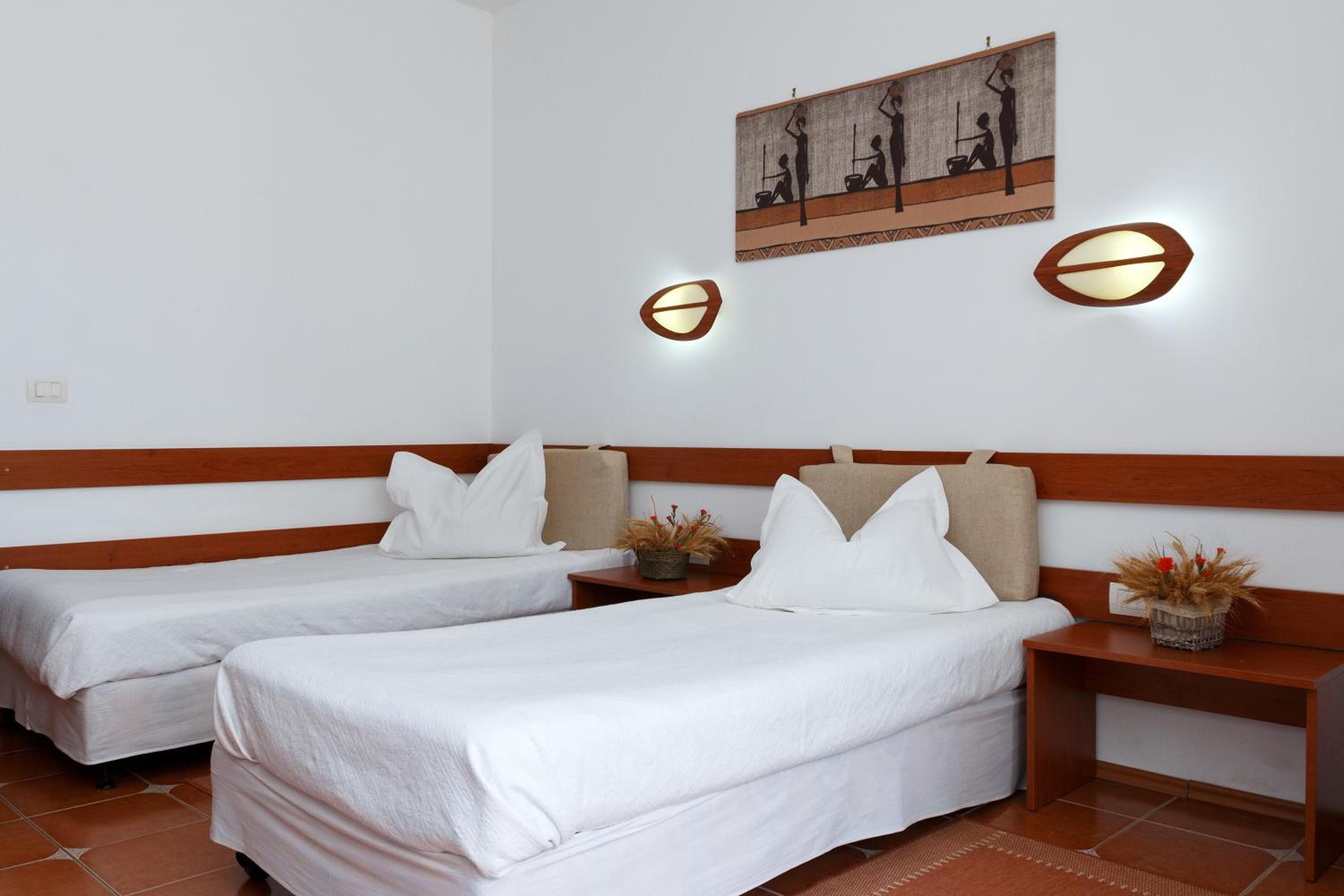 Standard Double or Twin Room with Balcony - Photo 4