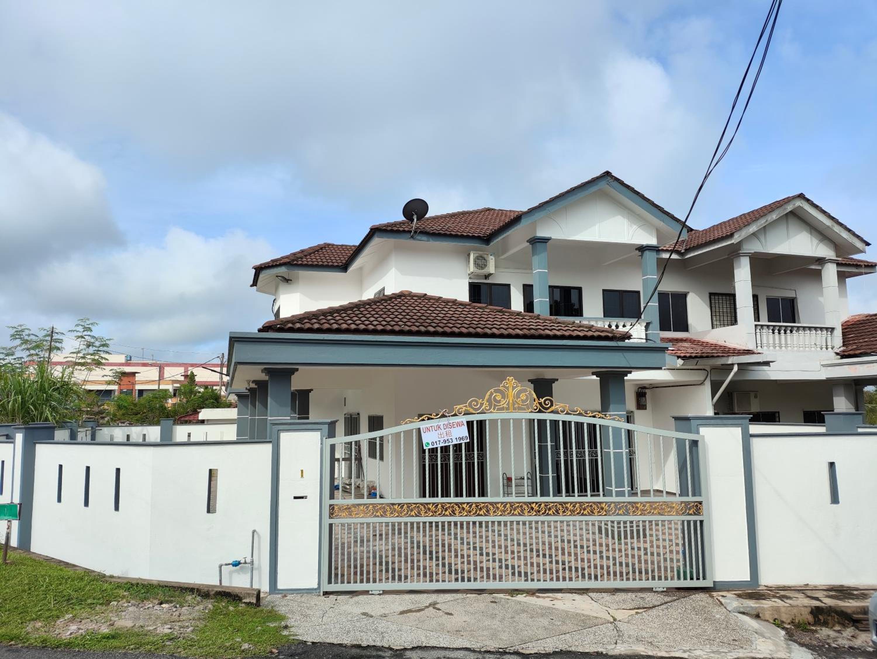 Five-Bedroom House photo 1