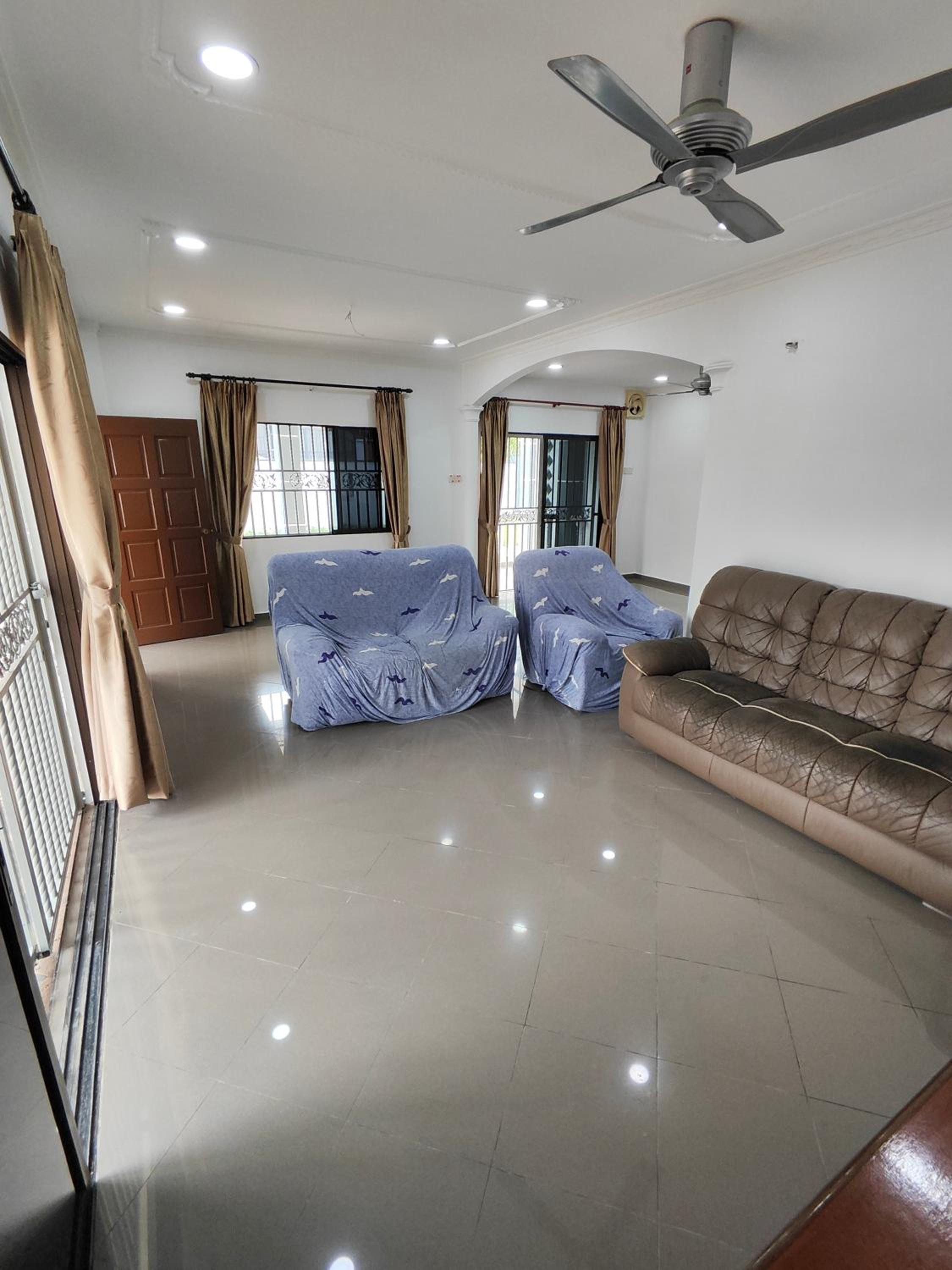Five-Bedroom House photo 2