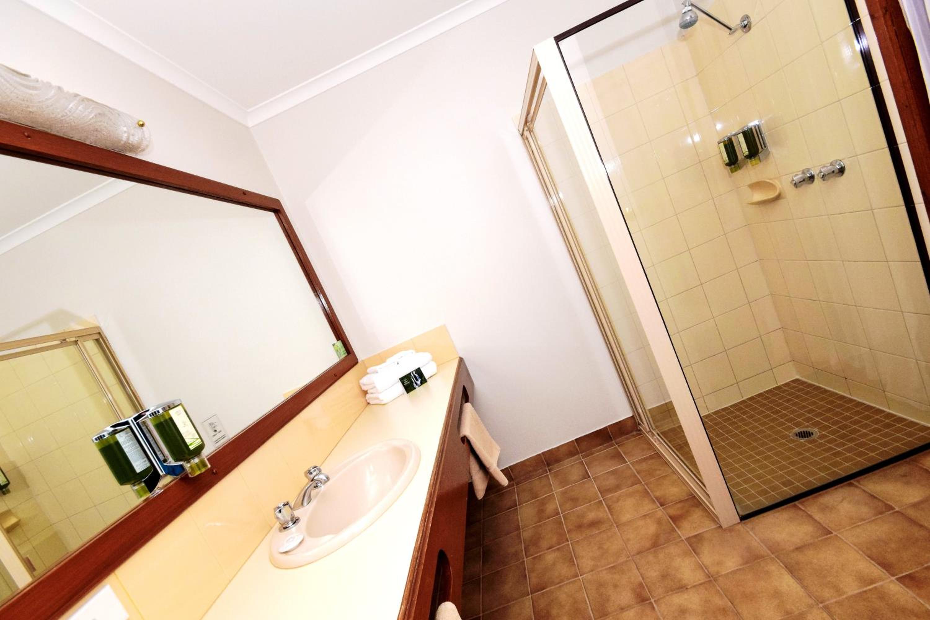 Deluxe Queen Room with Garden View photo 3