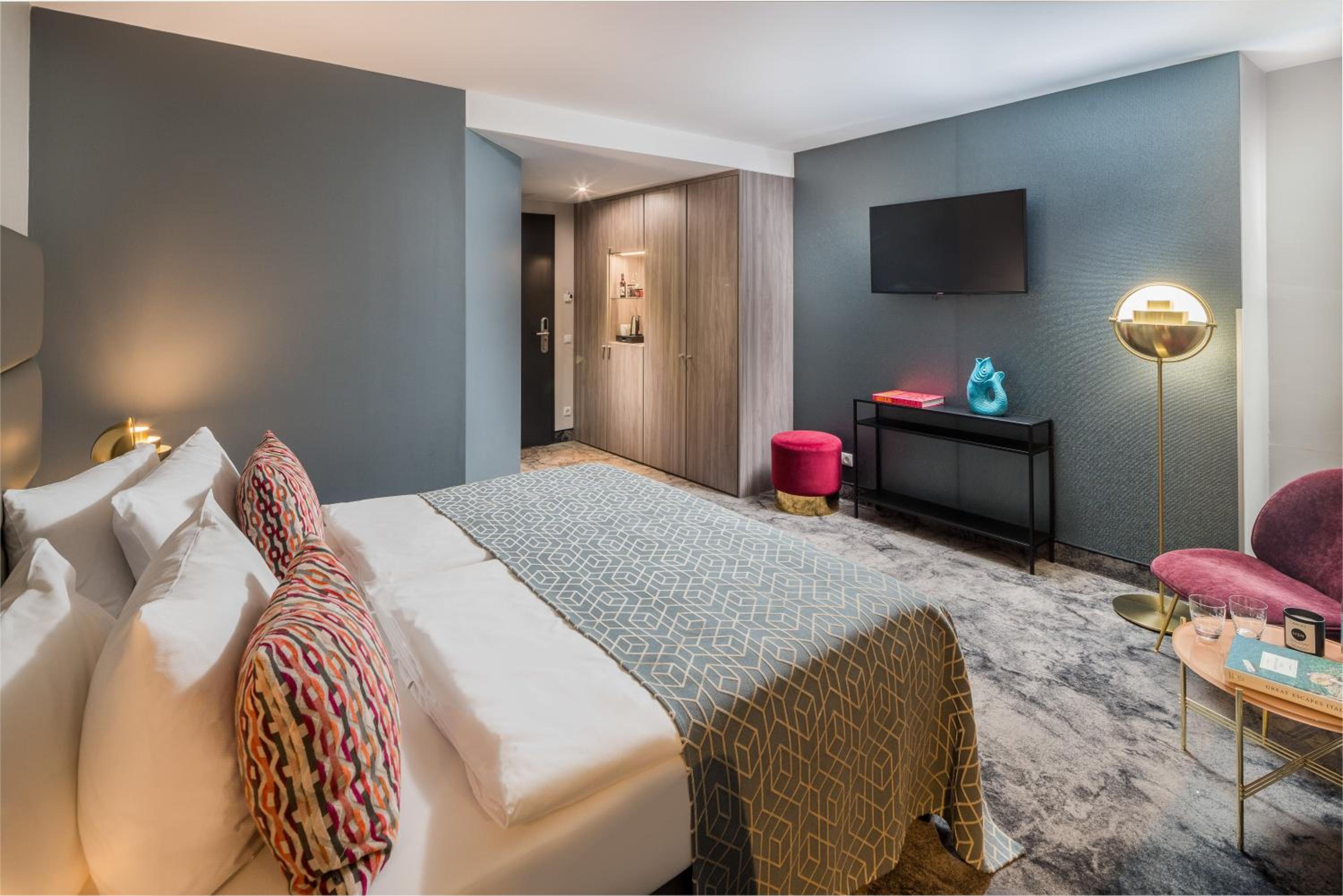 Deluxe Double Room with Balcony - Photo 6