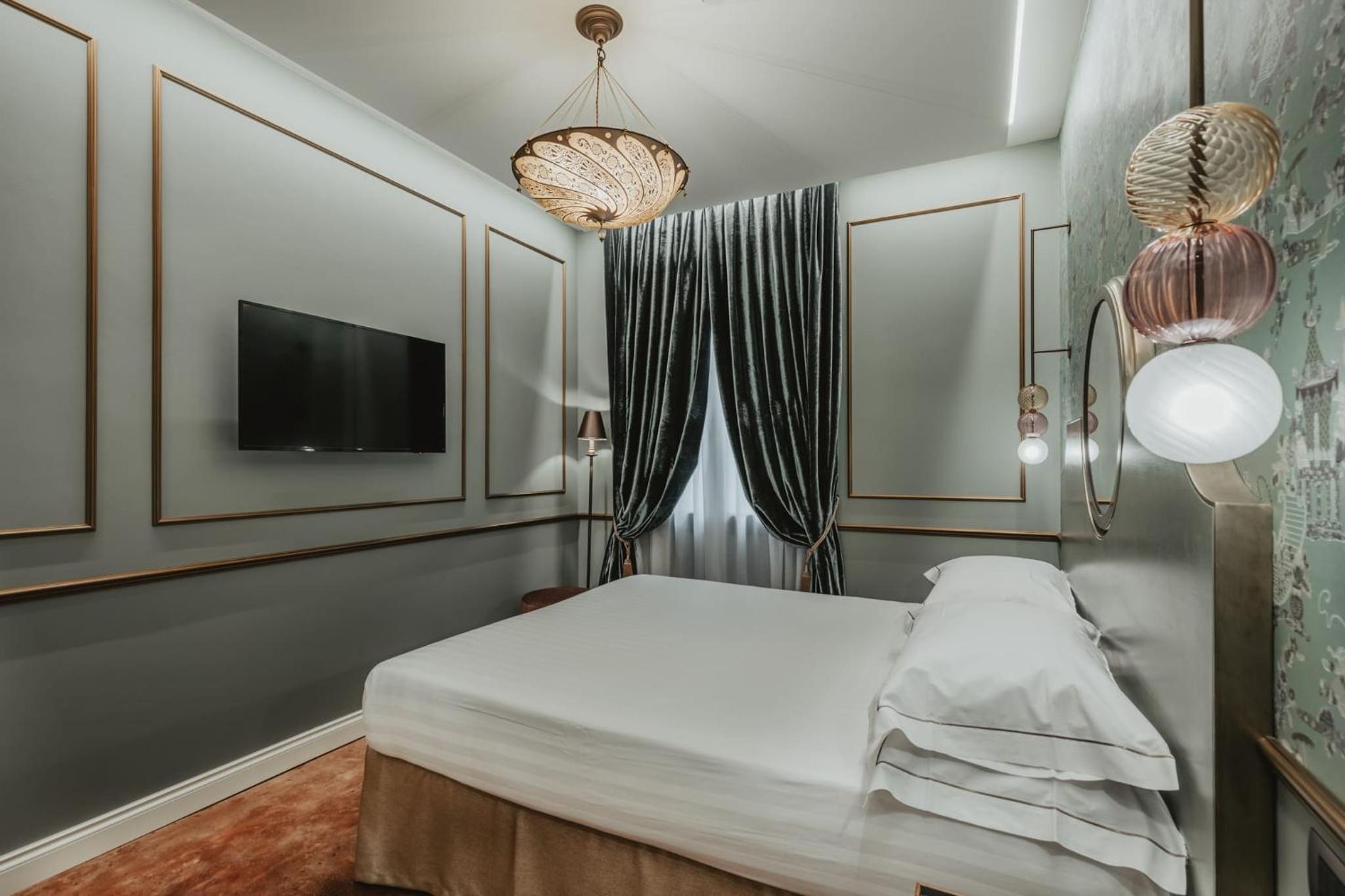 Queen Comfort Room thumbnail 5