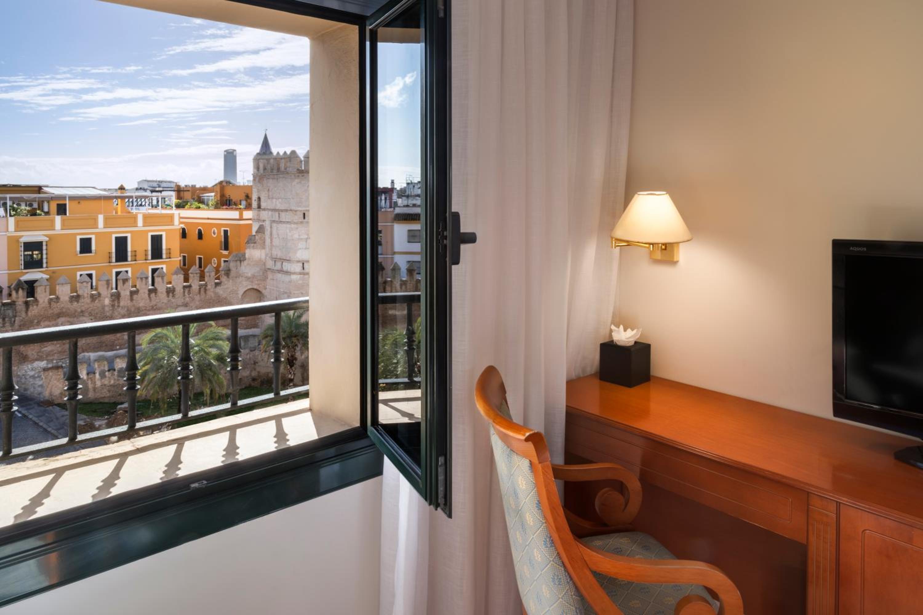 Double or Twin Room with City View - Photo 2