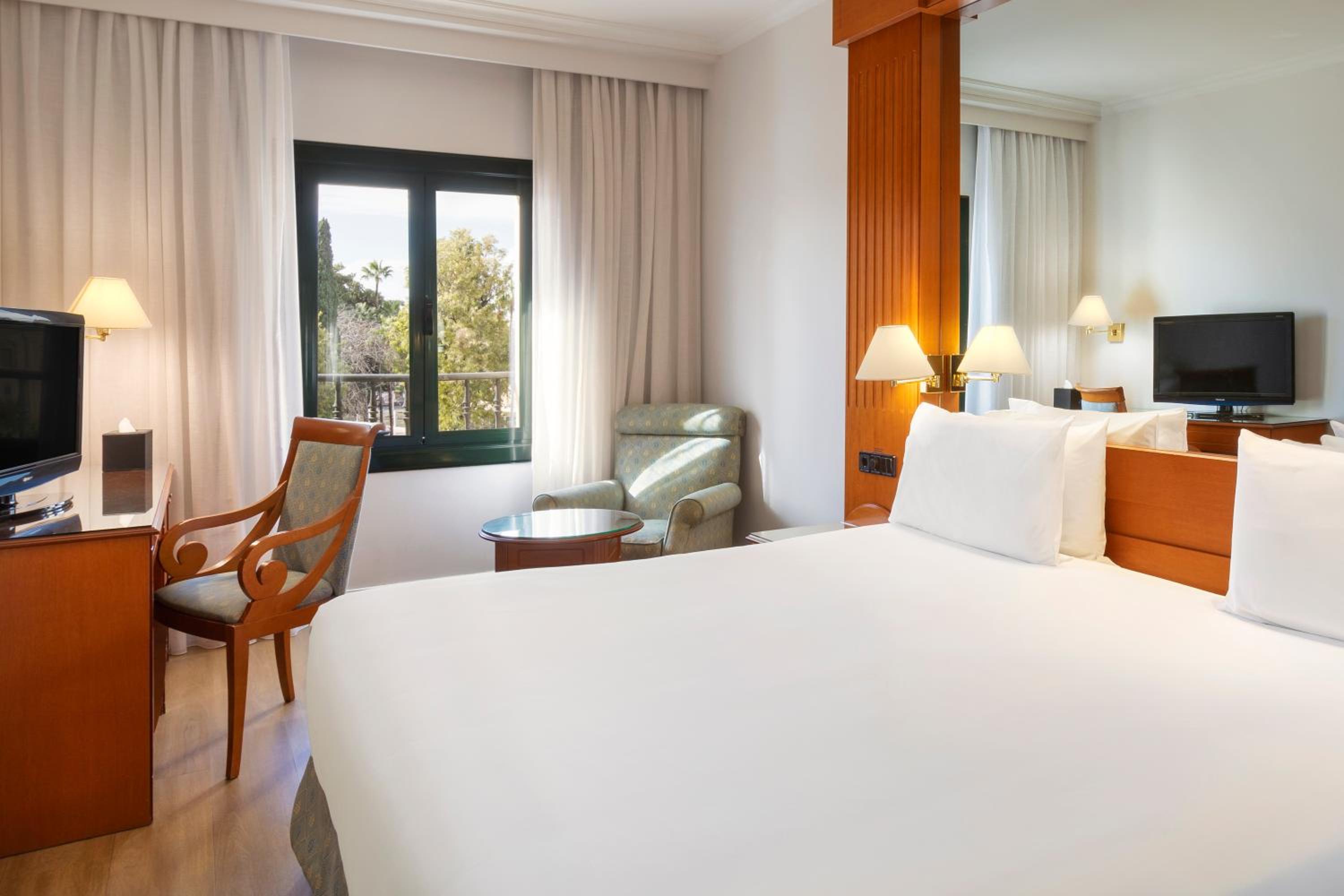 Double or Twin Room with City View - Photo 7