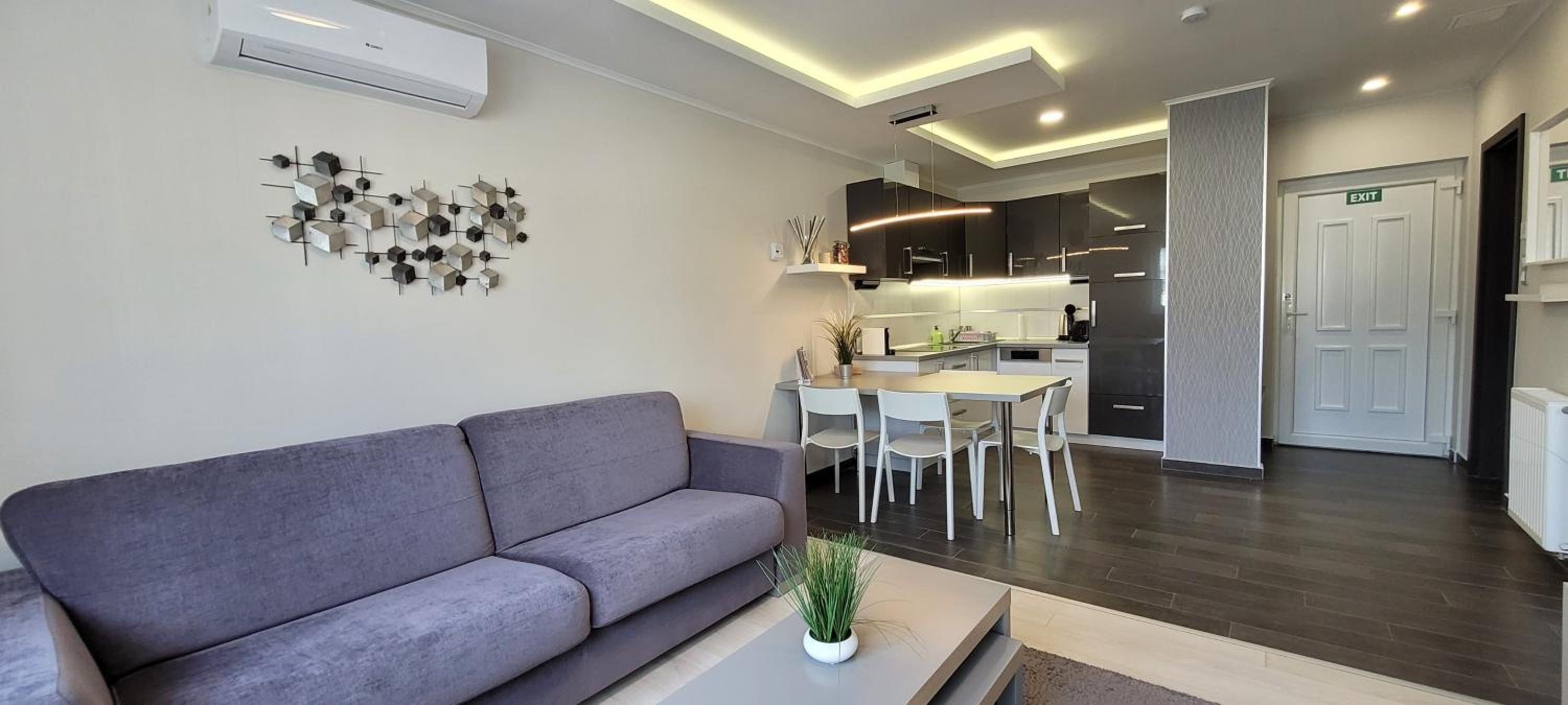 Apartment with Balcony photo 3