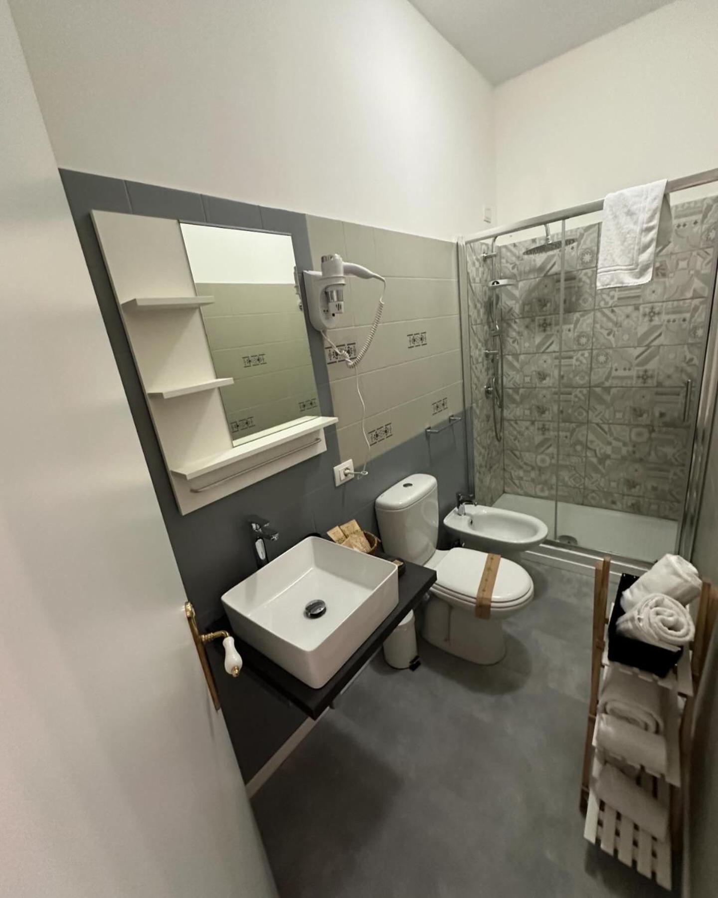 Queen Room with Spa Bath - Photo 29