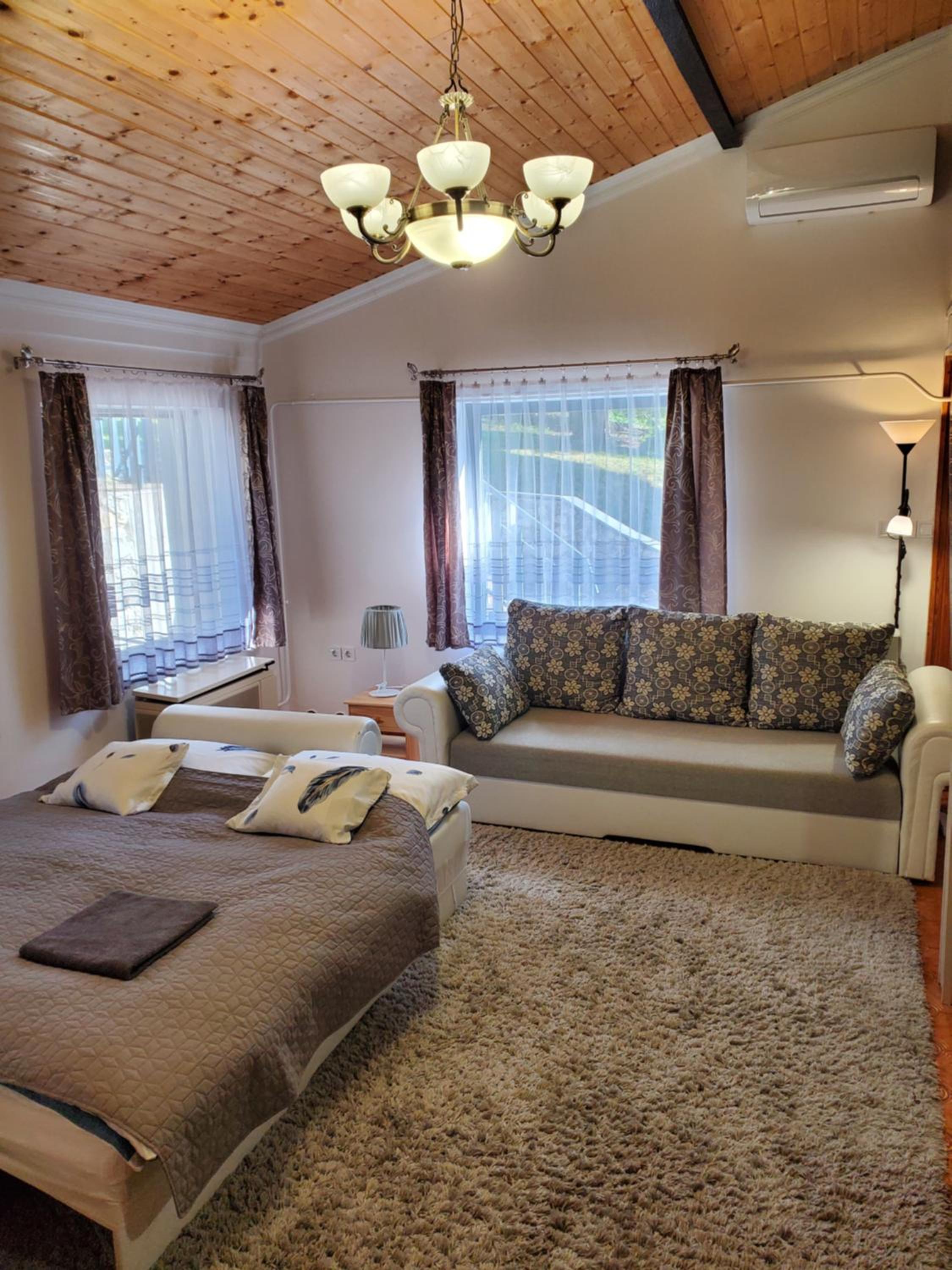 One-Bedroom Apartment photo 1